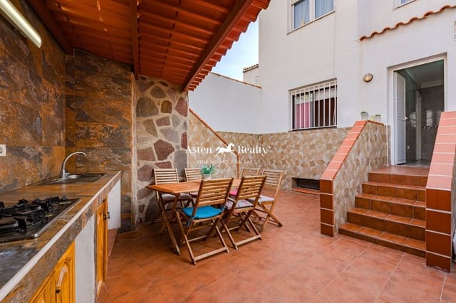 4 soveværelse Byhus til salg i Puerto Santiago, Santiago del Teide med swimmingpool garage - € 498.000 (Ref: 8227339)