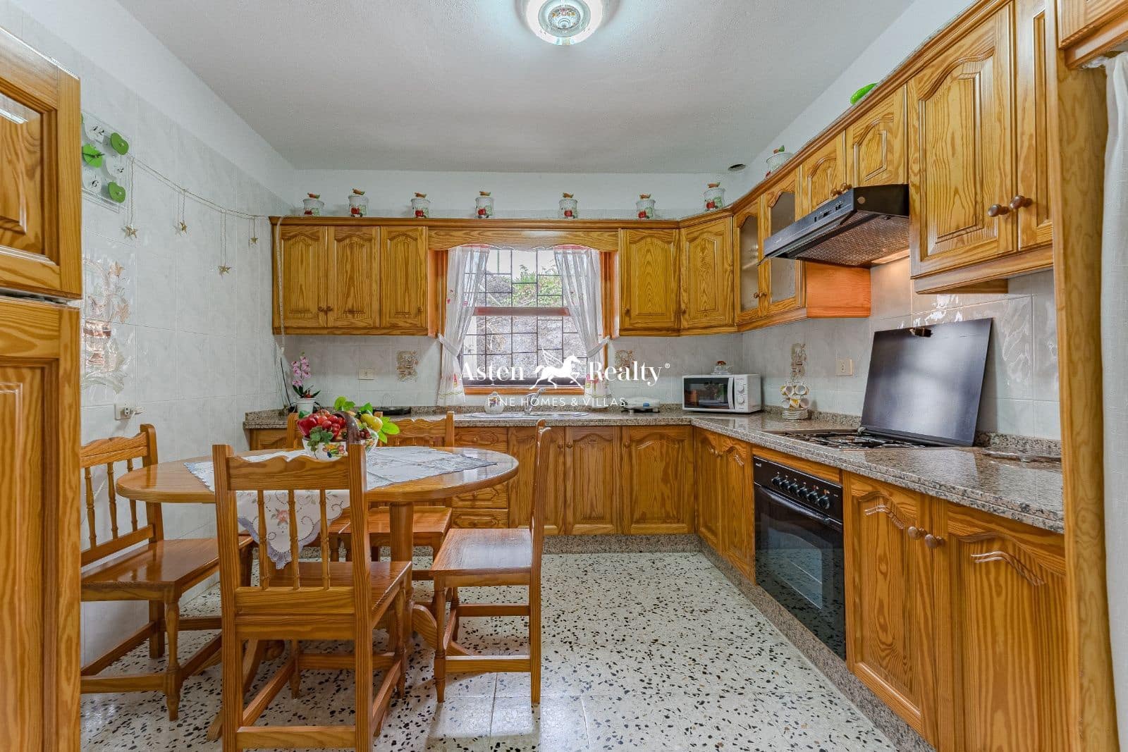 3 soveværelse Villa til salg i El Tanque med garage - € 260.000 (Ref: 8230425)