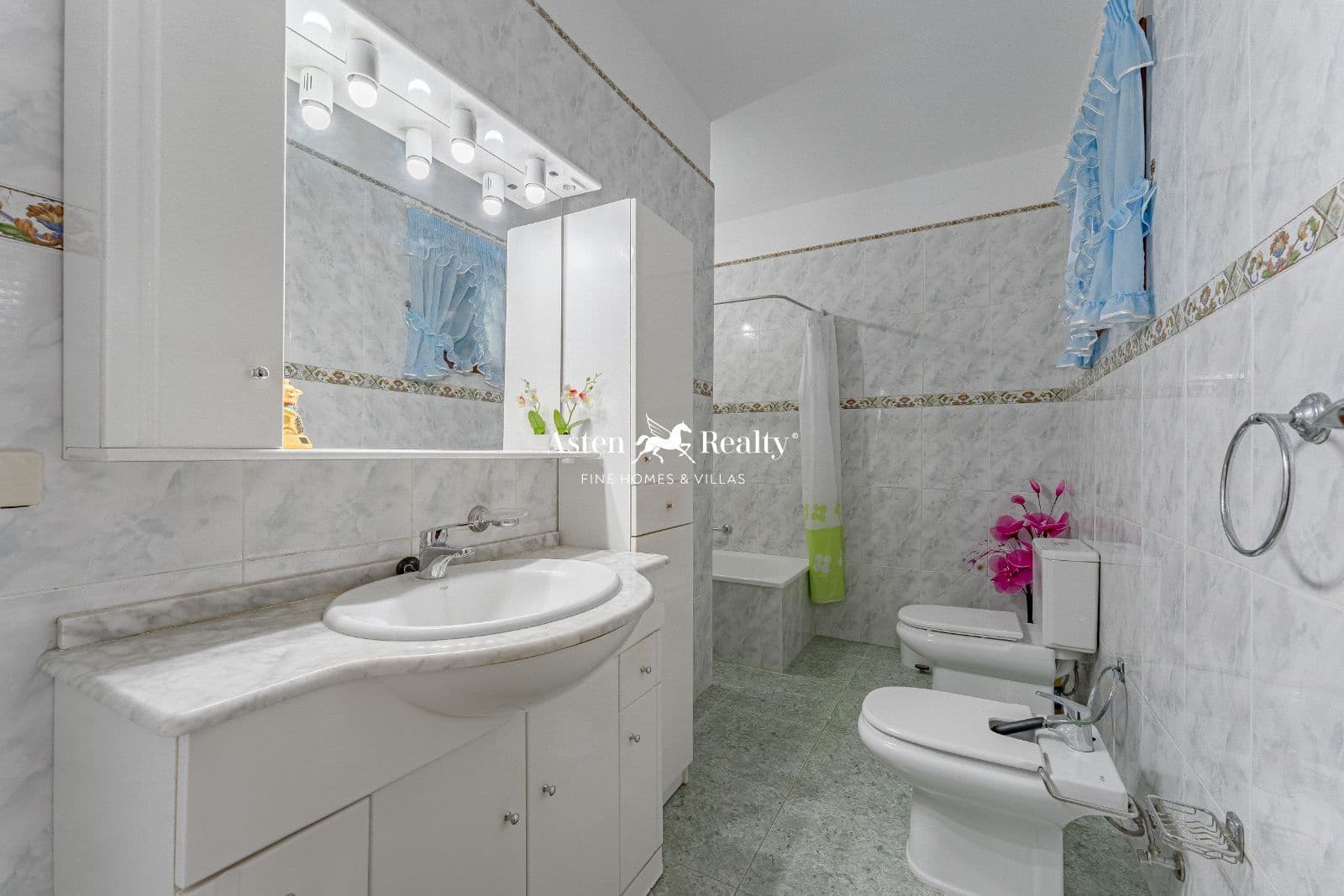 3 soveværelse Villa til salg i El Tanque med garage - € 260.000 (Ref: 8230425)