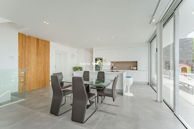 Casa de 4 habitaciones en Callao Salvaje, Adeje en venta con piscina garaje - 1.330.000 € (Ref: 8304797)