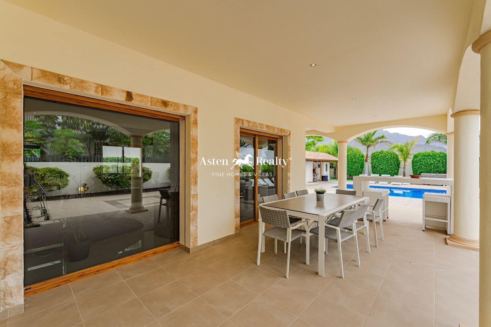 5 soveværelse Byhus til salg i La Caleta Adeje med swimmingpool garage - € 4.500.000 (Ref: 8307730)