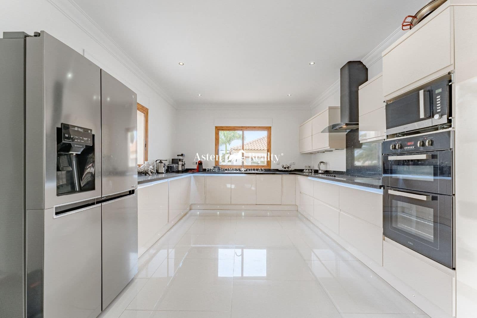 5 soveværelse Byhus til salg i La Caleta Adeje med swimmingpool garage - € 4.500.000 (Ref: 8307730)