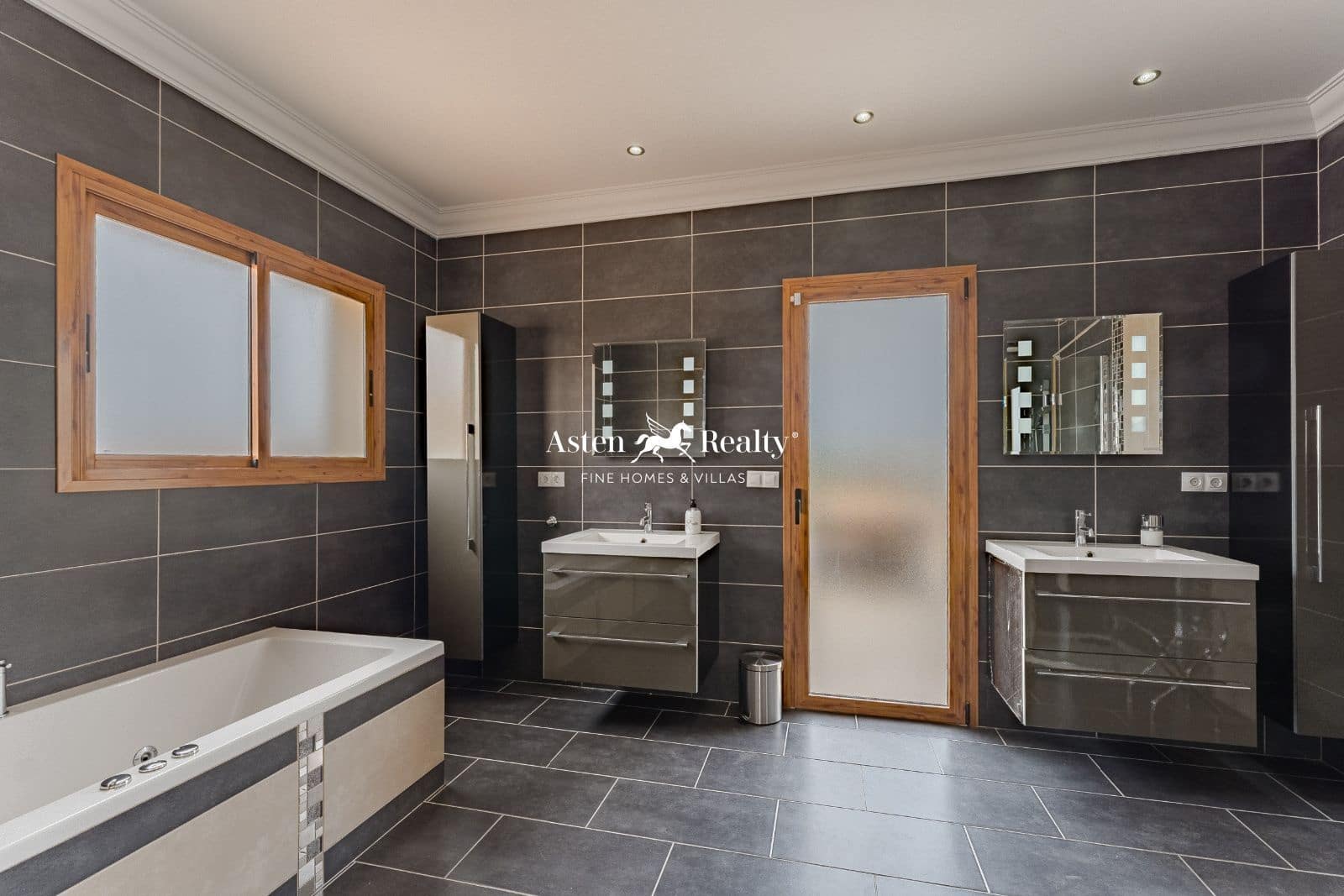 5 soveværelse Byhus til salg i La Caleta Adeje med swimmingpool garage - € 4.500.000 (Ref: 8307730)