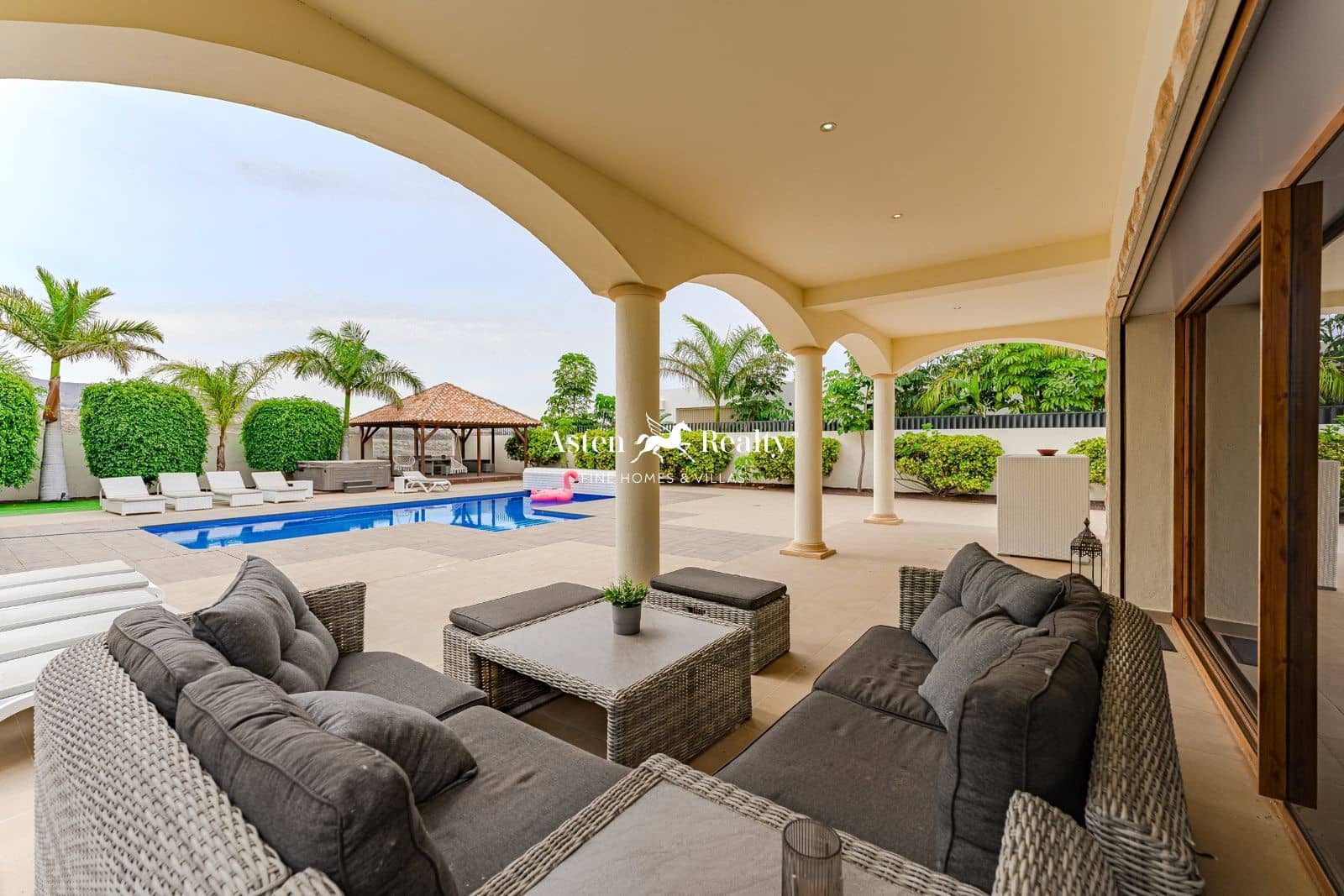 5 soveværelse Byhus til salg i La Caleta Adeje med swimmingpool garage - € 4.500.000 (Ref: 8307730)