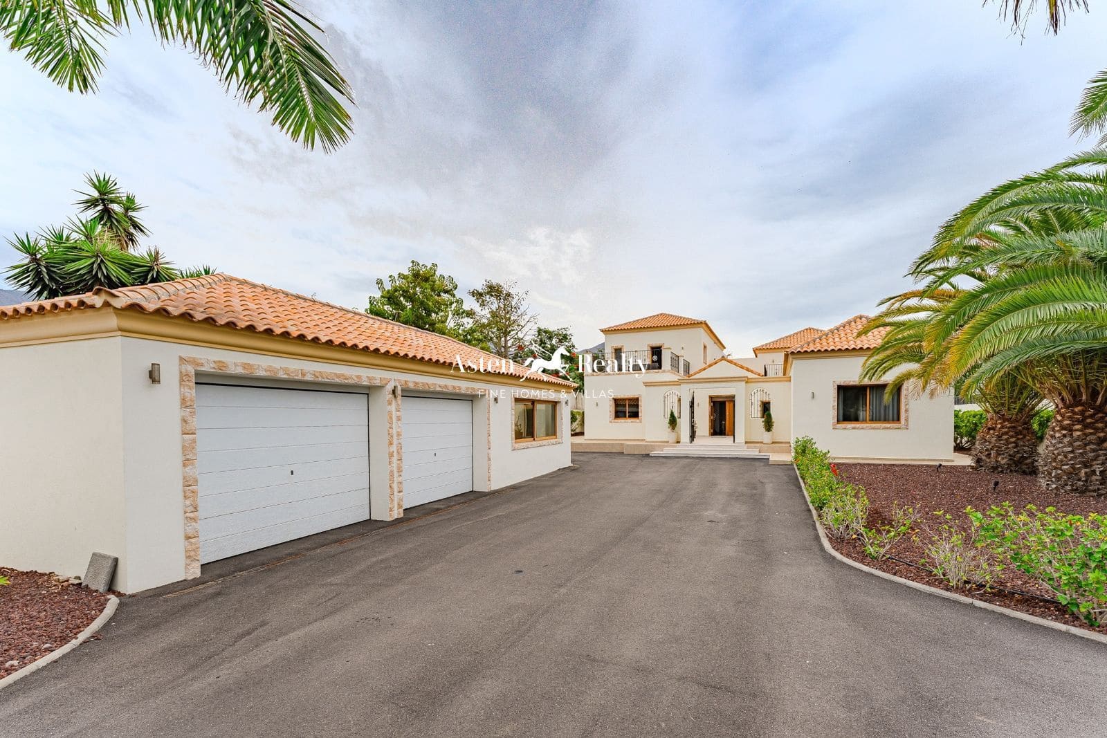 5 soveværelse Byhus til salg i La Caleta Adeje med swimmingpool garage - € 4.500.000 (Ref: 8307730)