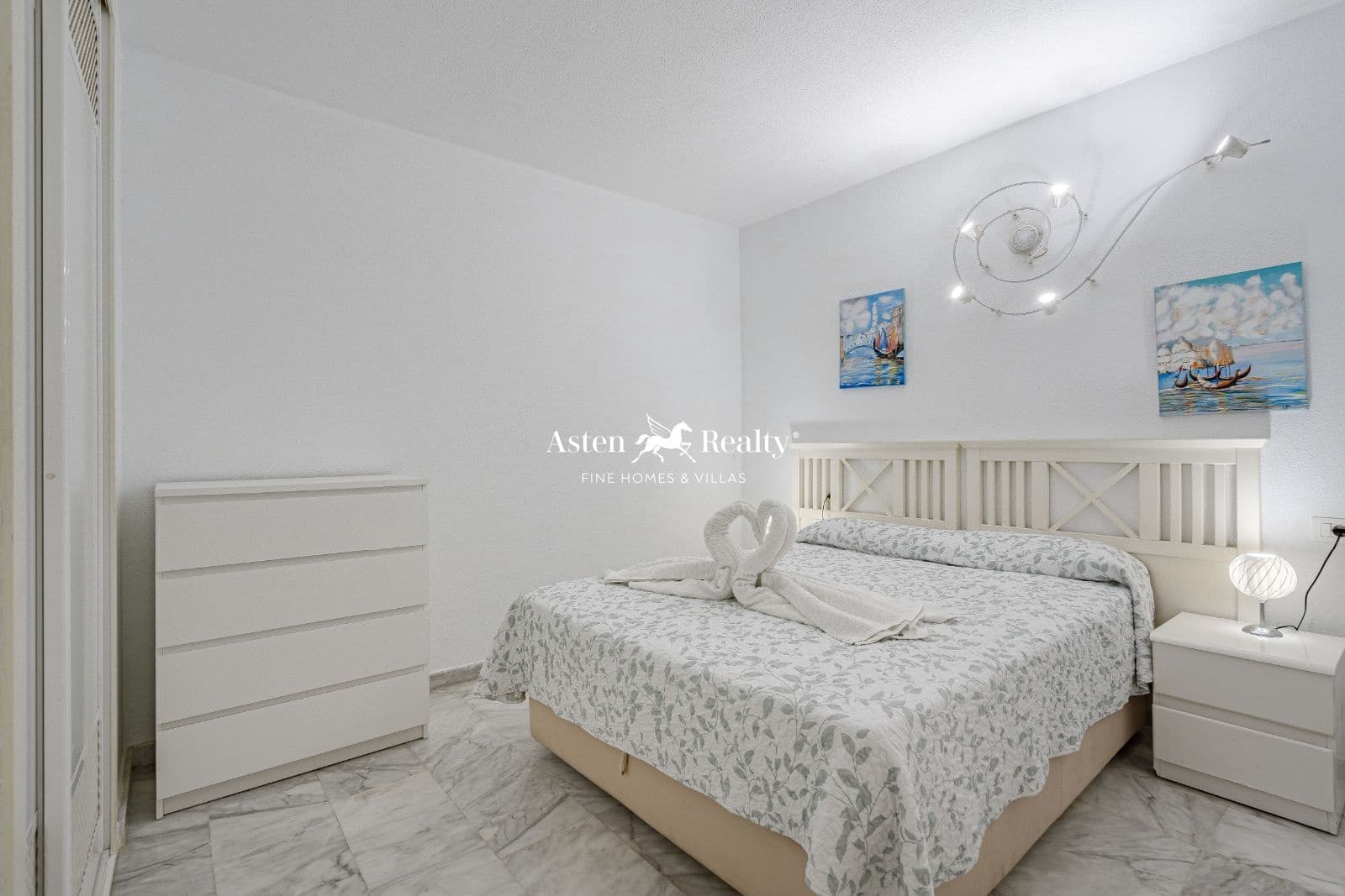 1 bedroom Flat for sale in Los Cristianos with pool - € 285,000 (Ref: 8309426)