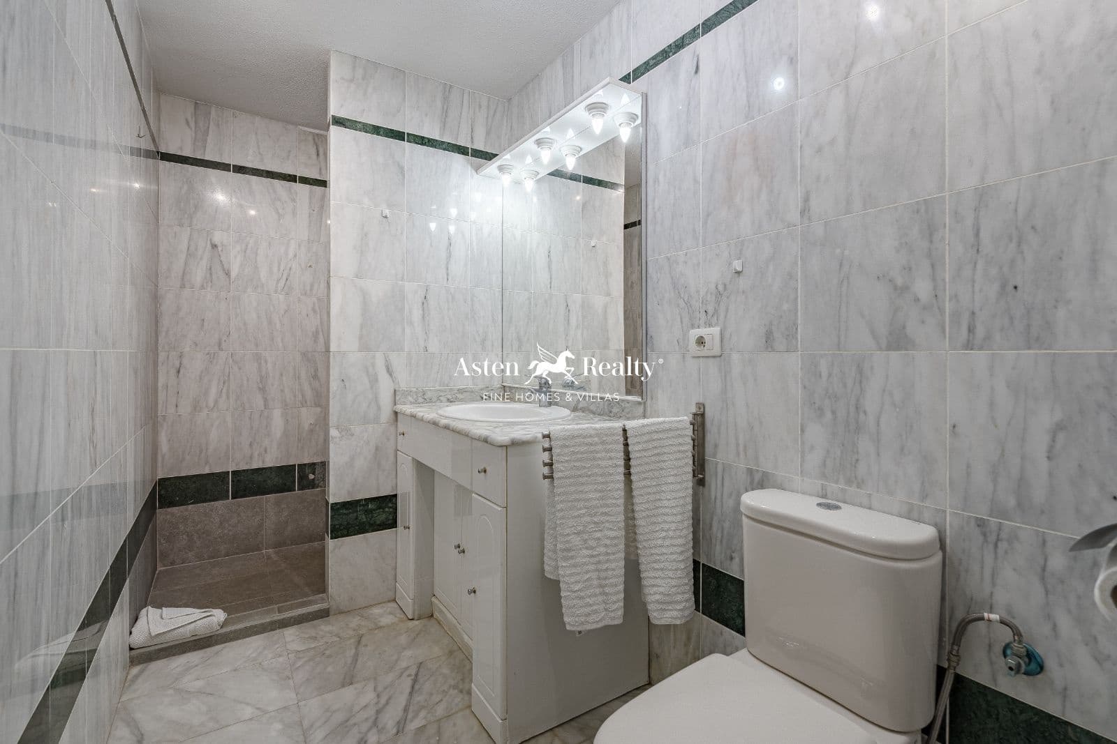 1 bedroom Flat for sale in Los Cristianos with pool - € 285,000 (Ref: 8309426)