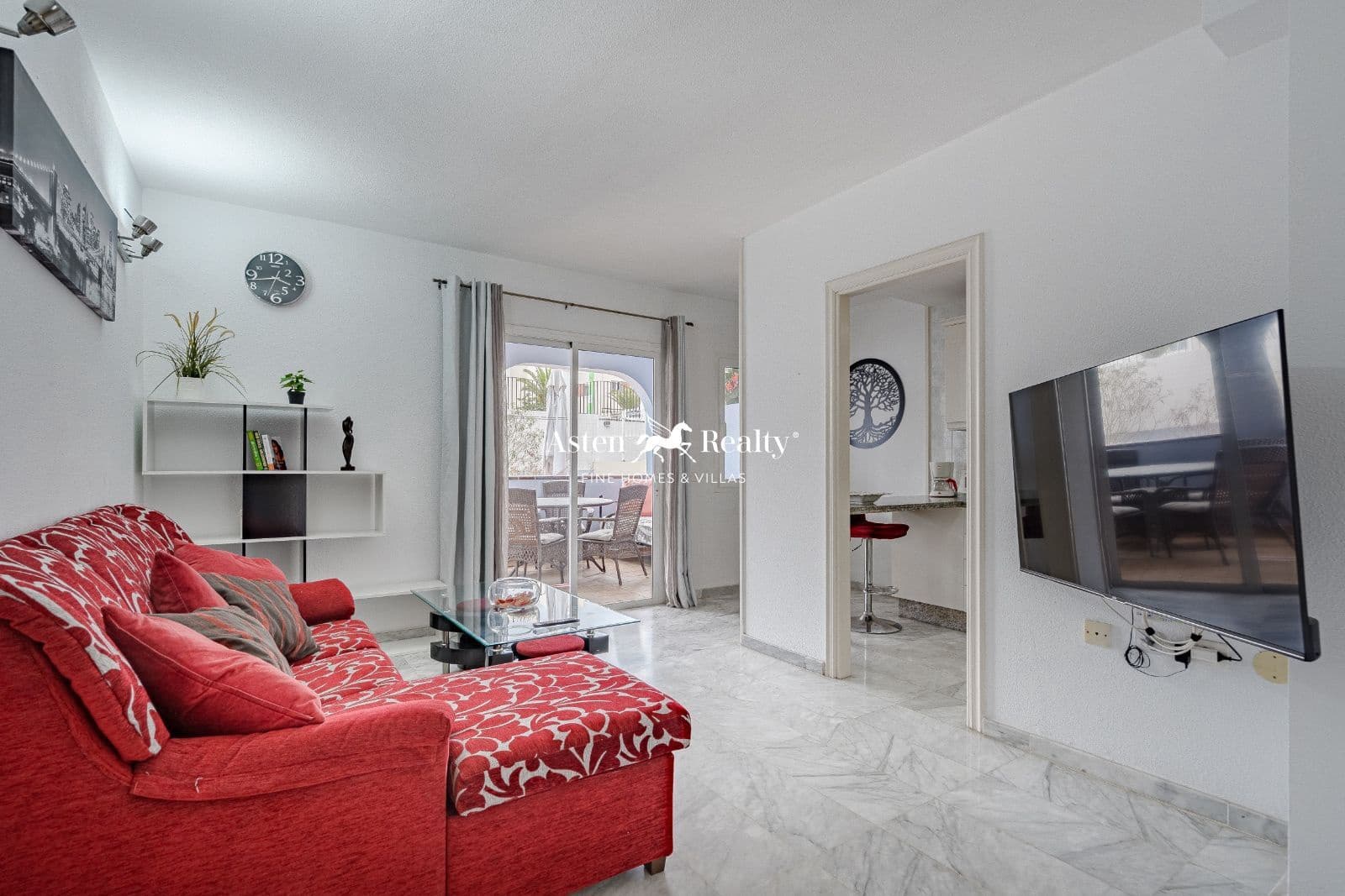 1 bedroom Flat for sale in Los Cristianos with pool - € 285,000 (Ref: 8309426)