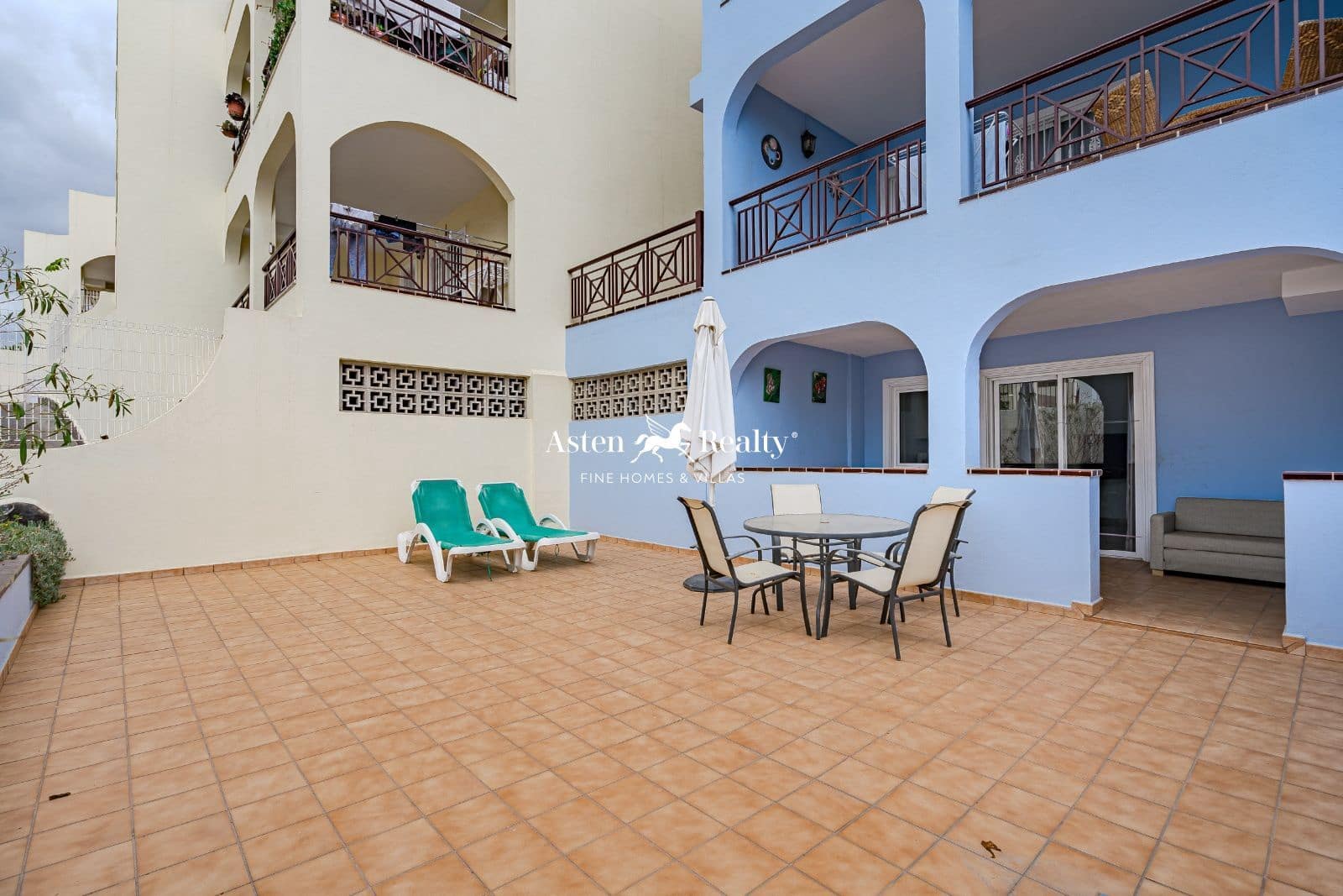 1 bedroom Flat for sale in Los Cristianos with pool - € 285,000 (Ref: 8309426)