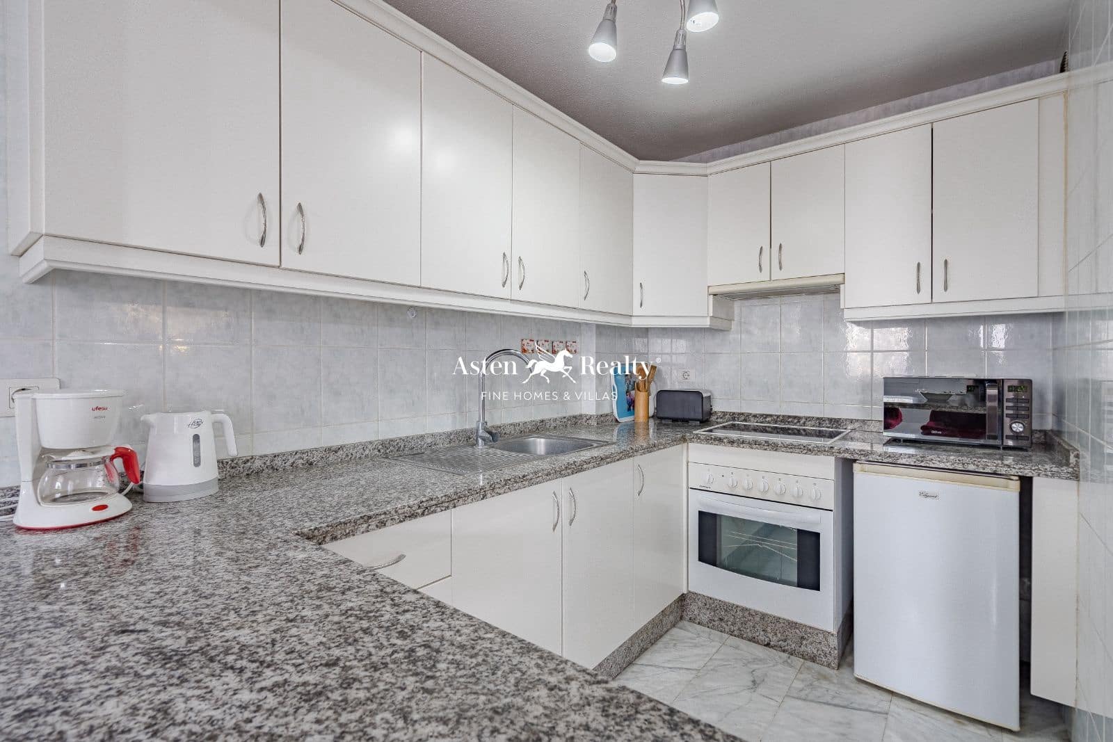 1 bedroom Flat for sale in Los Cristianos with pool - € 285,000 (Ref: 8309426)