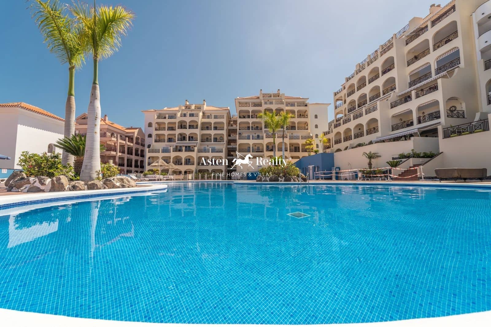 1 bedroom Flat for sale in Los Cristianos with pool - € 285,000 (Ref: 8309426)