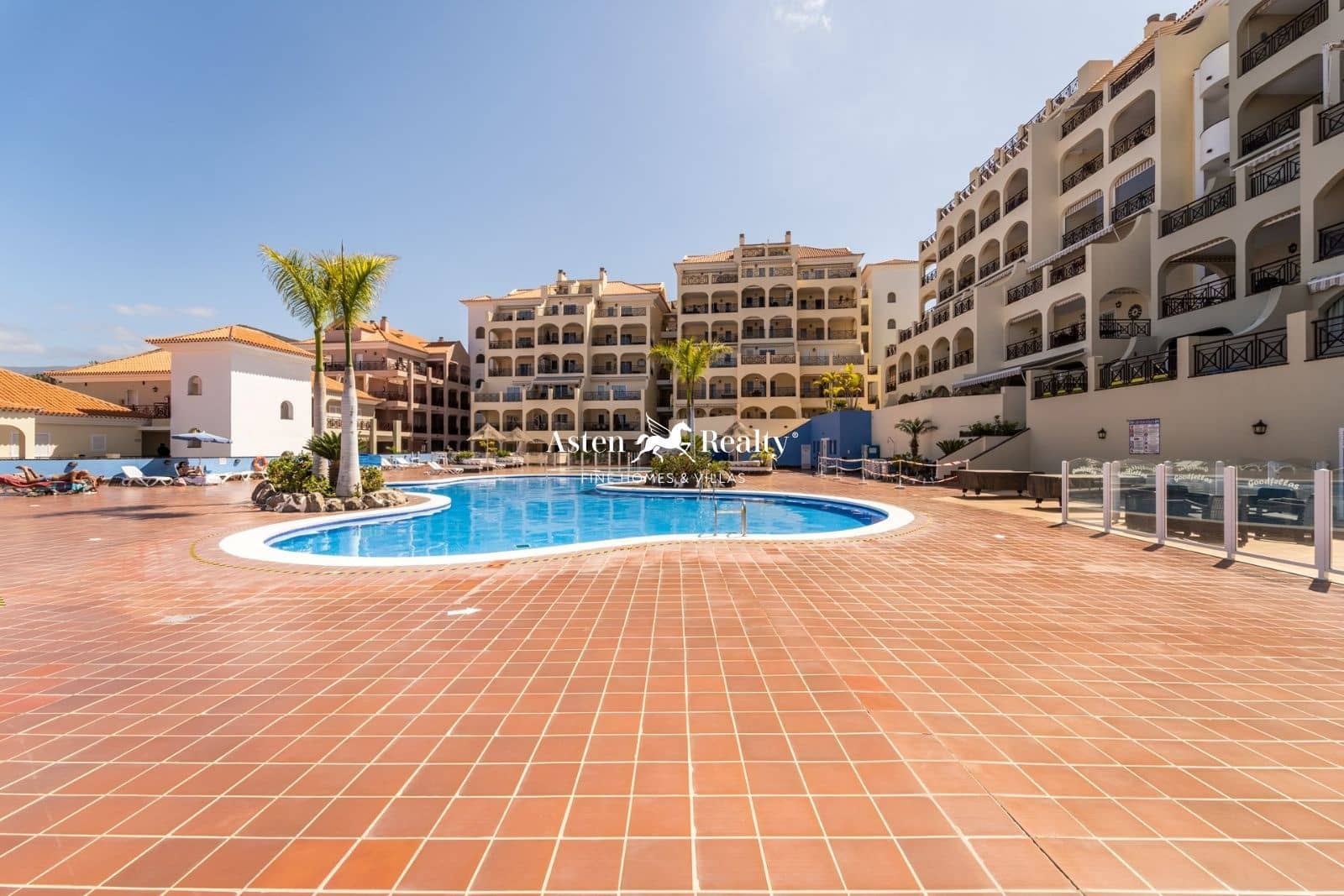 1 bedroom Flat for sale in Los Cristianos with pool - € 285,000 (Ref: 8309426)