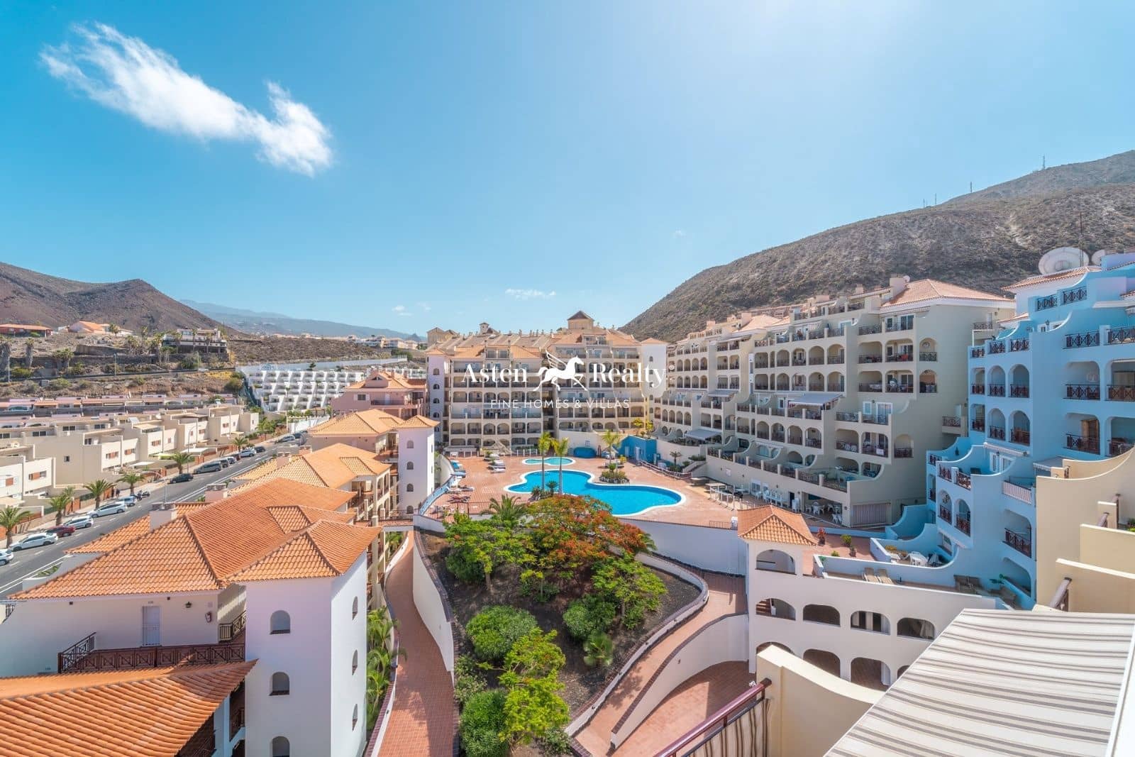 1 bedroom Flat for sale in Los Cristianos with pool - € 285,000 (Ref: 8309426)