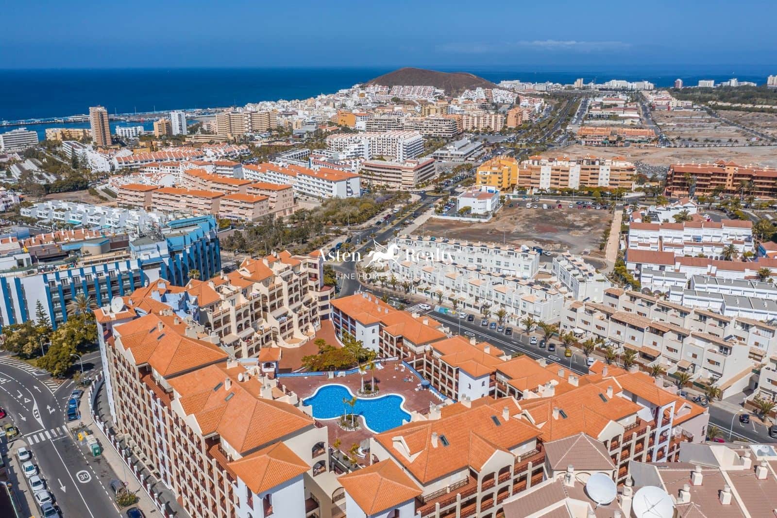 1 bedroom Flat for sale in Los Cristianos with pool - € 285,000 (Ref: 8309426)