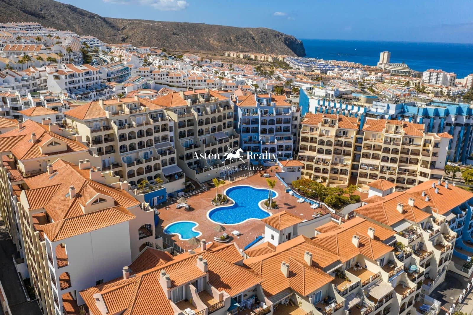 1 bedroom Flat for sale in Los Cristianos with pool - € 285,000 (Ref: 8309426)