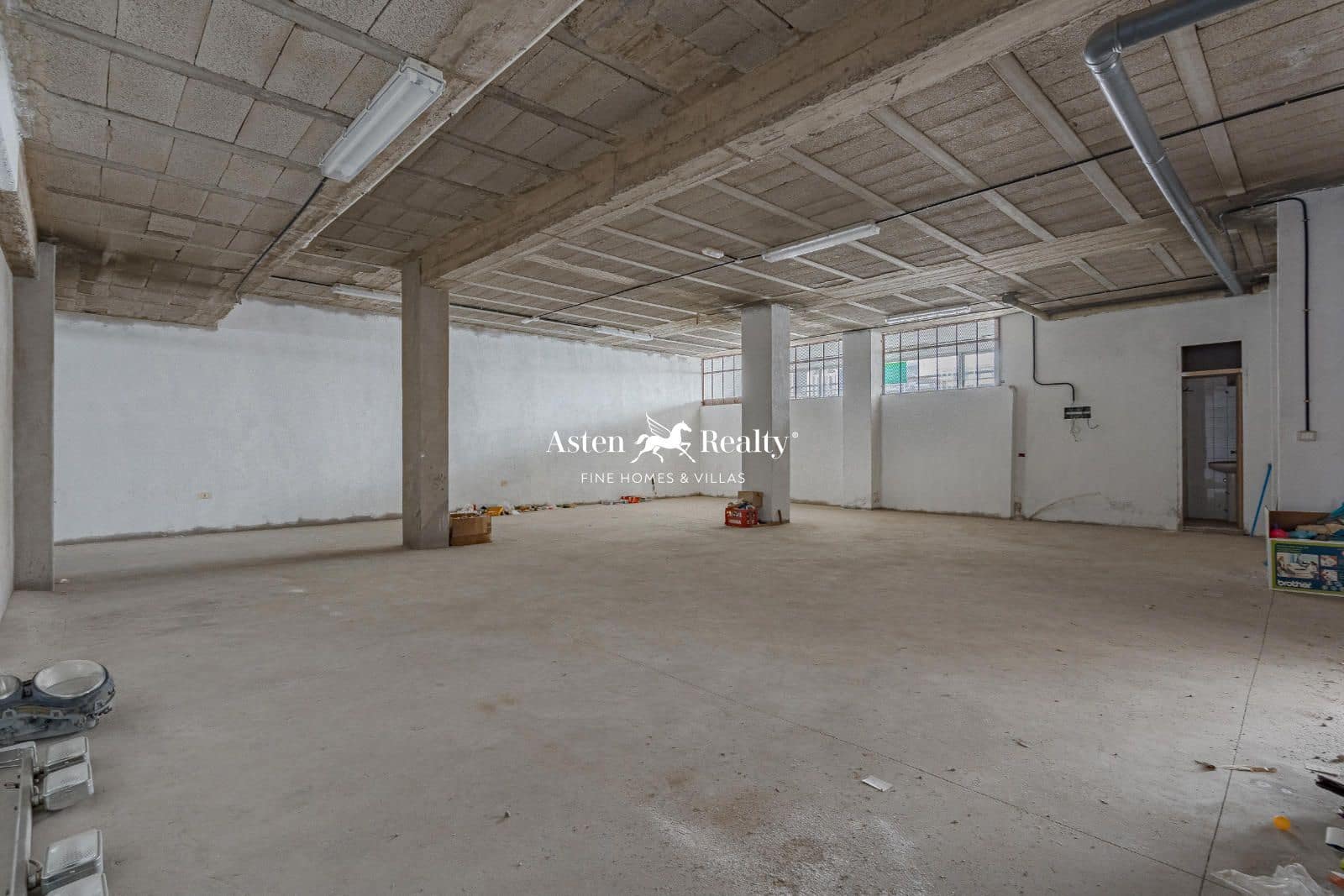 Virksomhed til salg i Playa San Juan - € 350.000 (Ref: 8358455)