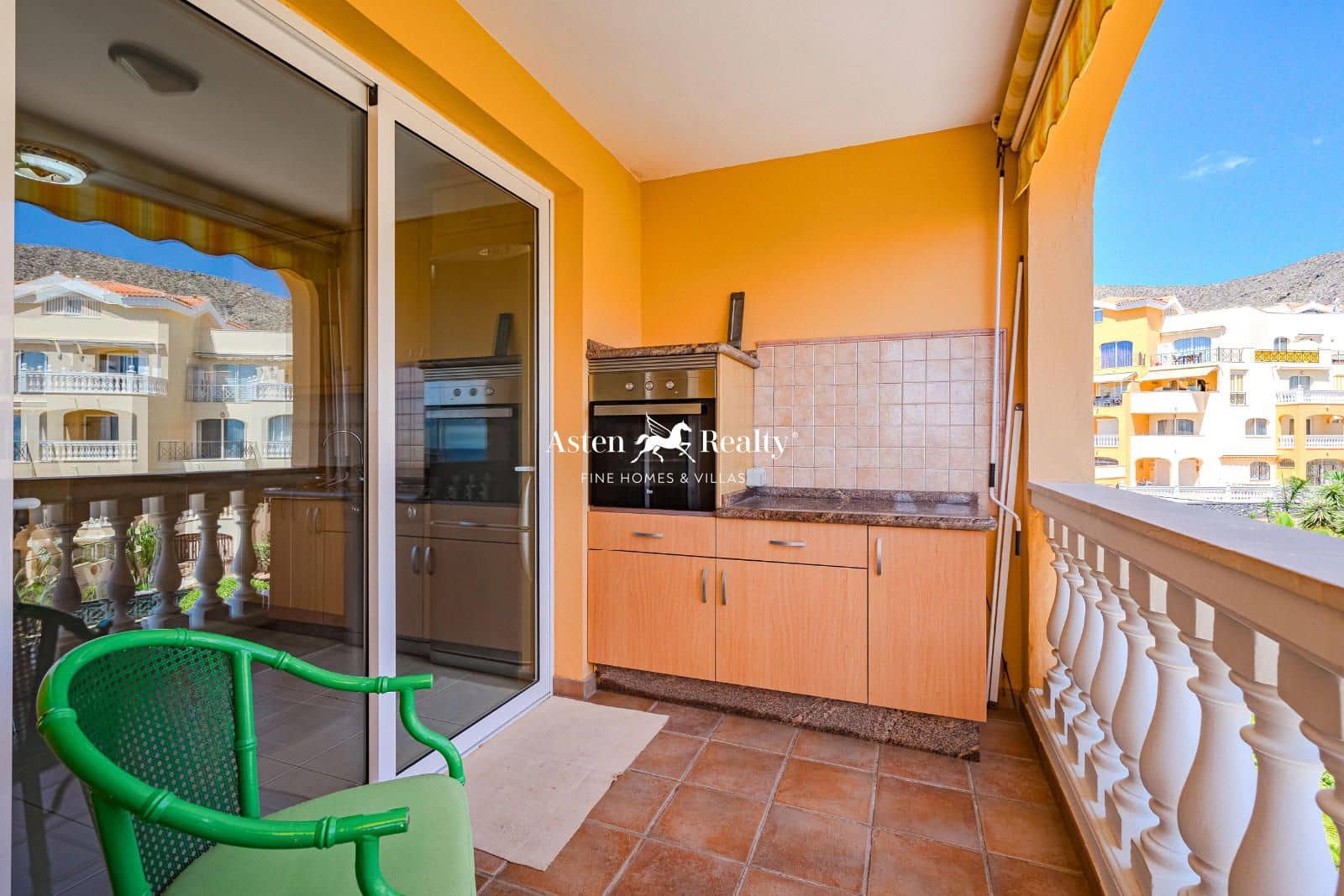 4 soveværelse Lejlighed til salg i Los Cristianos med swimmingpool garage - € 995.000 (Ref: 8374820)