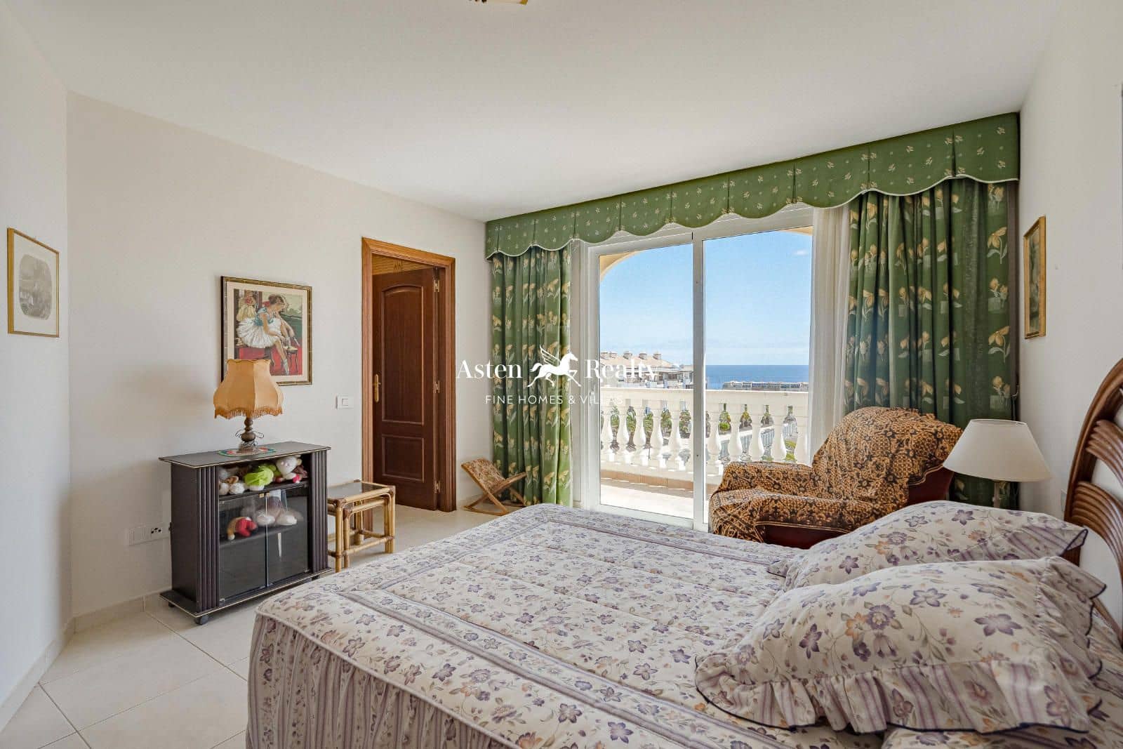 4 soveværelse Lejlighed til salg i Los Cristianos med swimmingpool garage - € 995.000 (Ref: 8374820)