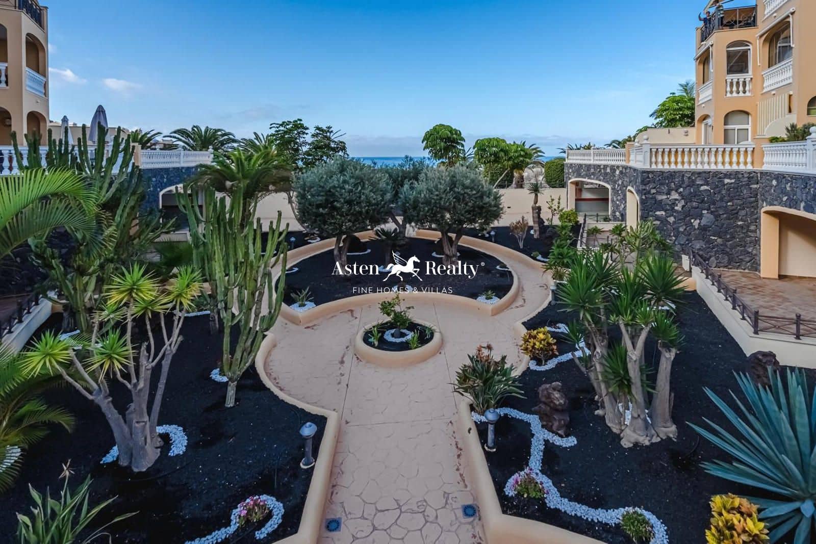 4 soveværelse Lejlighed til salg i Los Cristianos med swimmingpool garage - € 995.000 (Ref: 8374820)