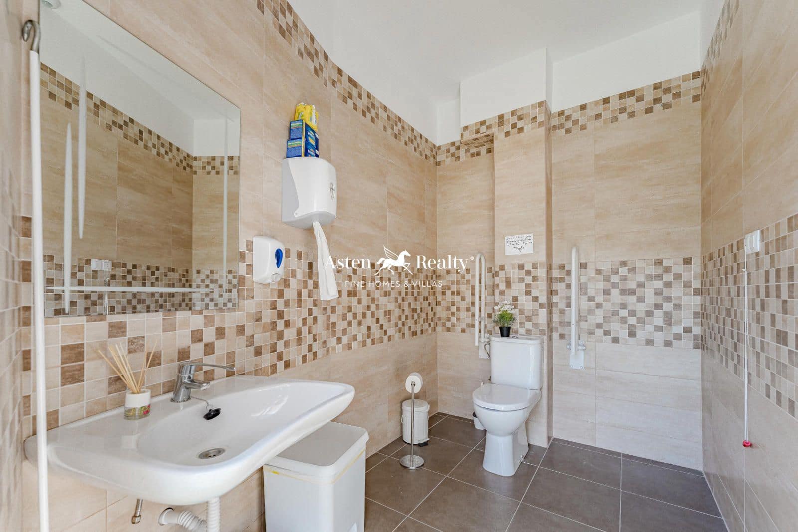 Virksomhed til salg i Los Cristianos - € 795.000 (Ref: 8440944)