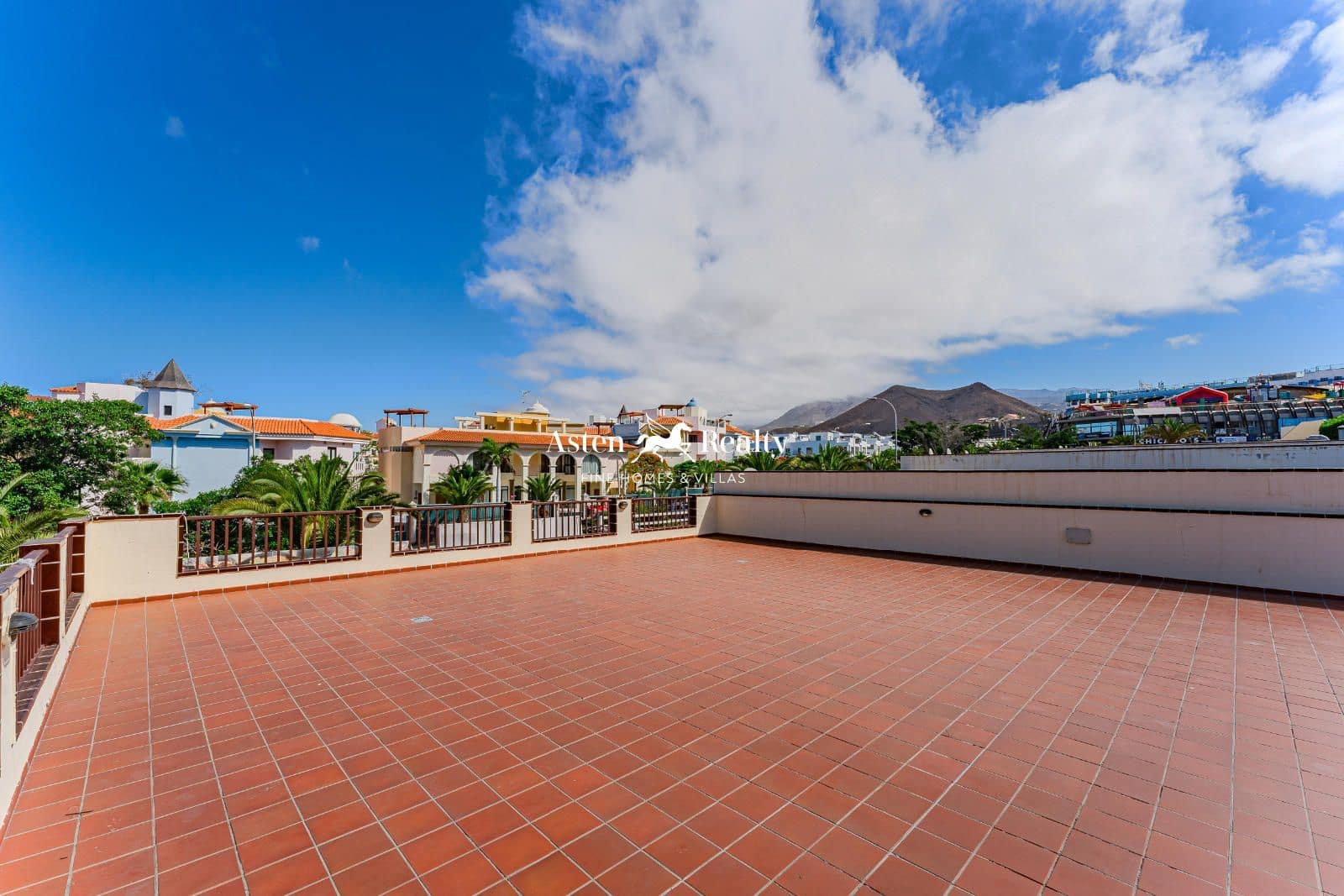 Virksomhed til salg i Los Cristianos - € 795.000 (Ref: 8440944)
