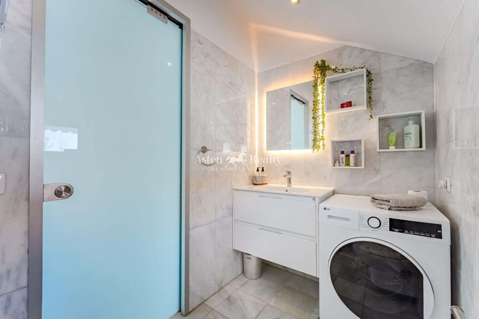 1 soverom Leilighet til salgs i Playa de las Americas med svømmebasseng - € 630 000 (Ref: 8471787)