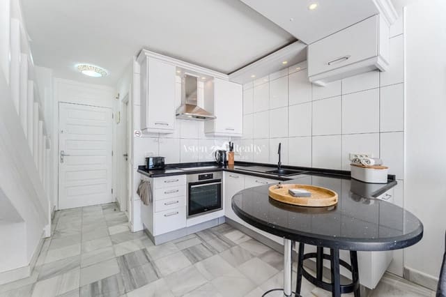 1 slaapkamer Flat te koop in Playa de las Americas, Arona met zwembad - € 630.000 (Ref: 8471787)