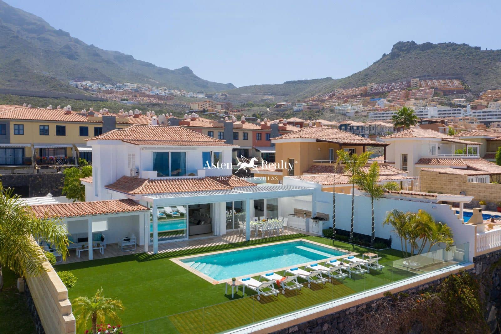 6 soveværelse Byhus til salg i Torviscas med swimmingpool garage - € 2.550.000 (Ref: 8535652)