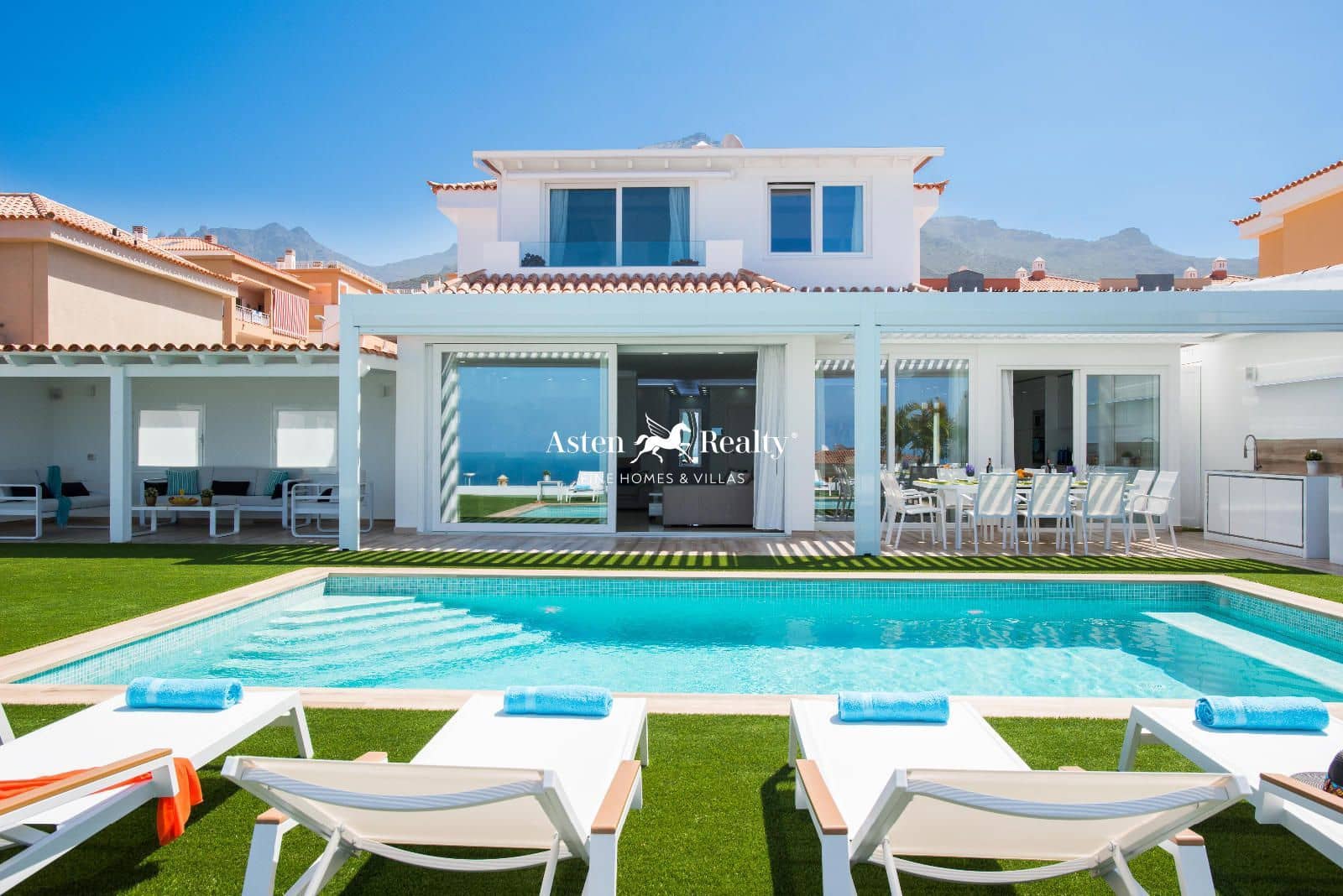 6 soveværelse Byhus til salg i Torviscas med swimmingpool garage - € 2.550.000 (Ref: 8535652)