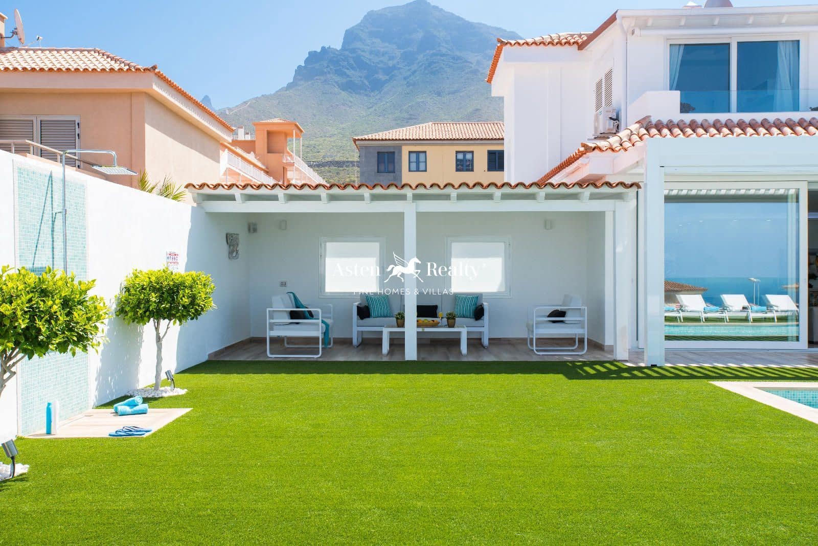 6 soveværelse Byhus til salg i Torviscas med swimmingpool garage - € 2.550.000 (Ref: 8535652)