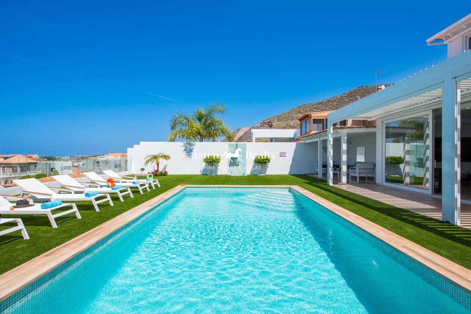 6 soveværelse Byhus til salg i Torviscas med swimmingpool garage - € 2.550.000 (Ref: 8535652)