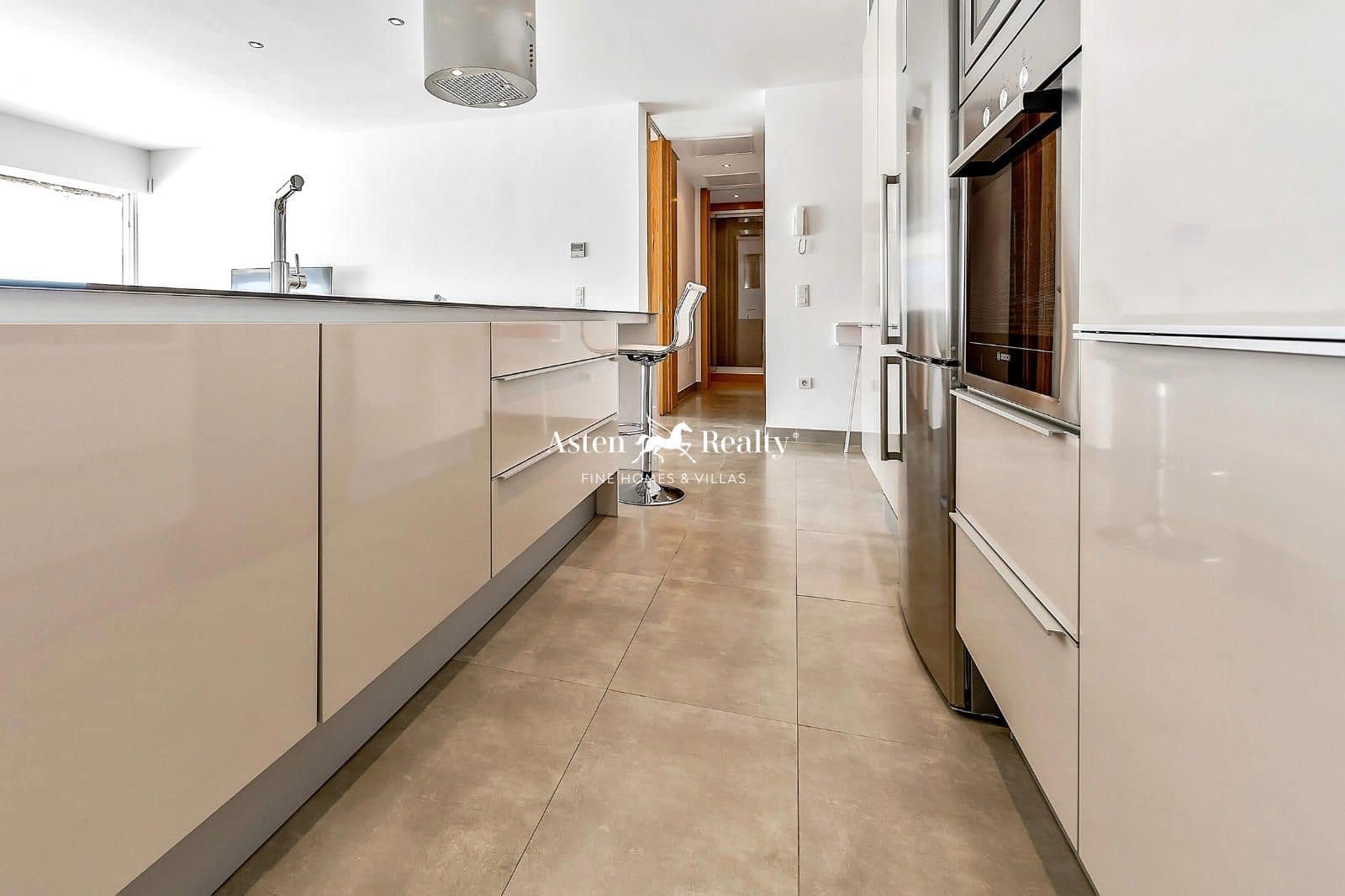 2 slaapkamer Flat te koop in La Caleta Adeje met zwembad garage - € 1.270.000 (Ref: 8537741)