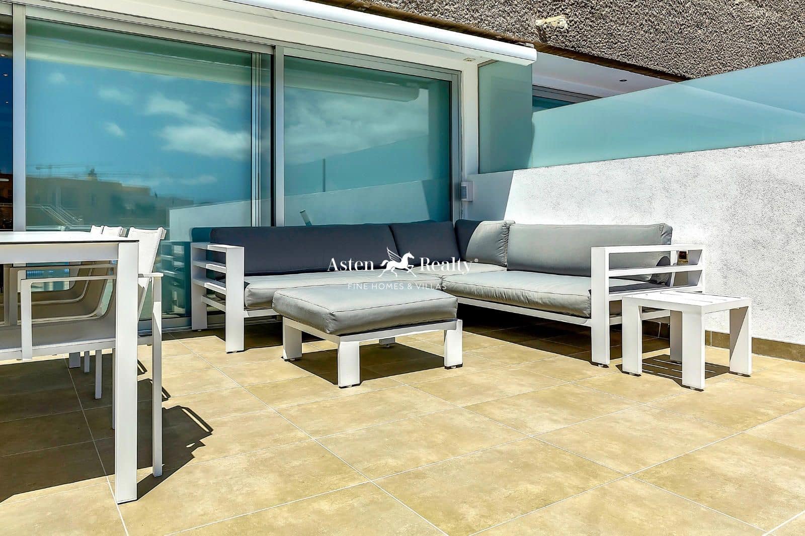 2 slaapkamer Flat te koop in La Caleta Adeje met zwembad garage - € 1.270.000 (Ref: 8537741)