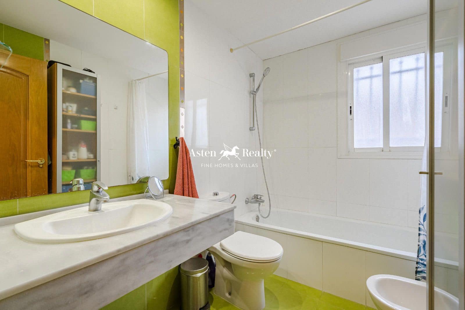 3 slaapkamer Flat te koop in Los Cristianos met zwembad garage - € 495.000 (Ref: 8548345)