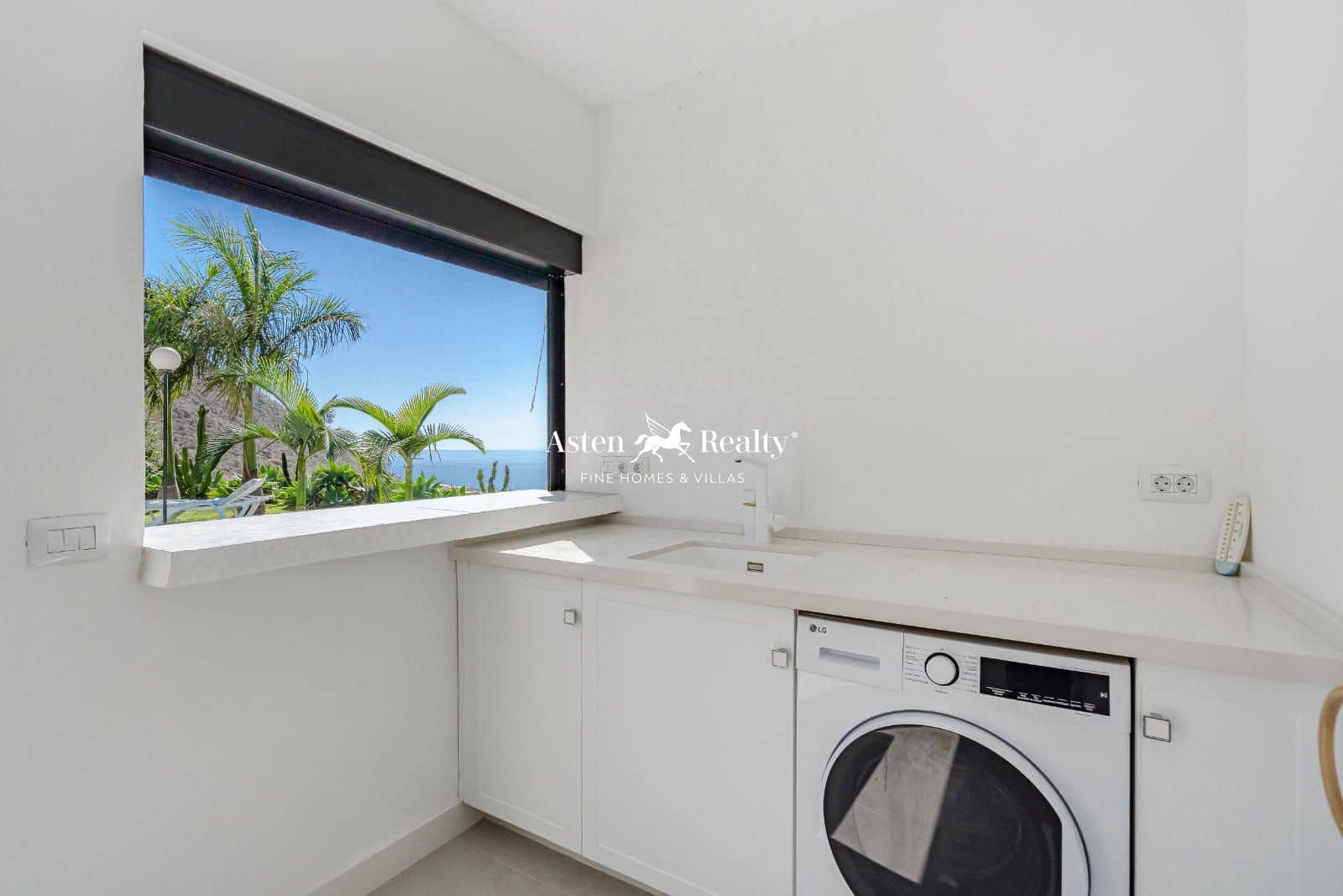 5 bedroom Townhouse for sale in Los Gigantes with pool garage - € 1,950,000 (Ref: 8602670)