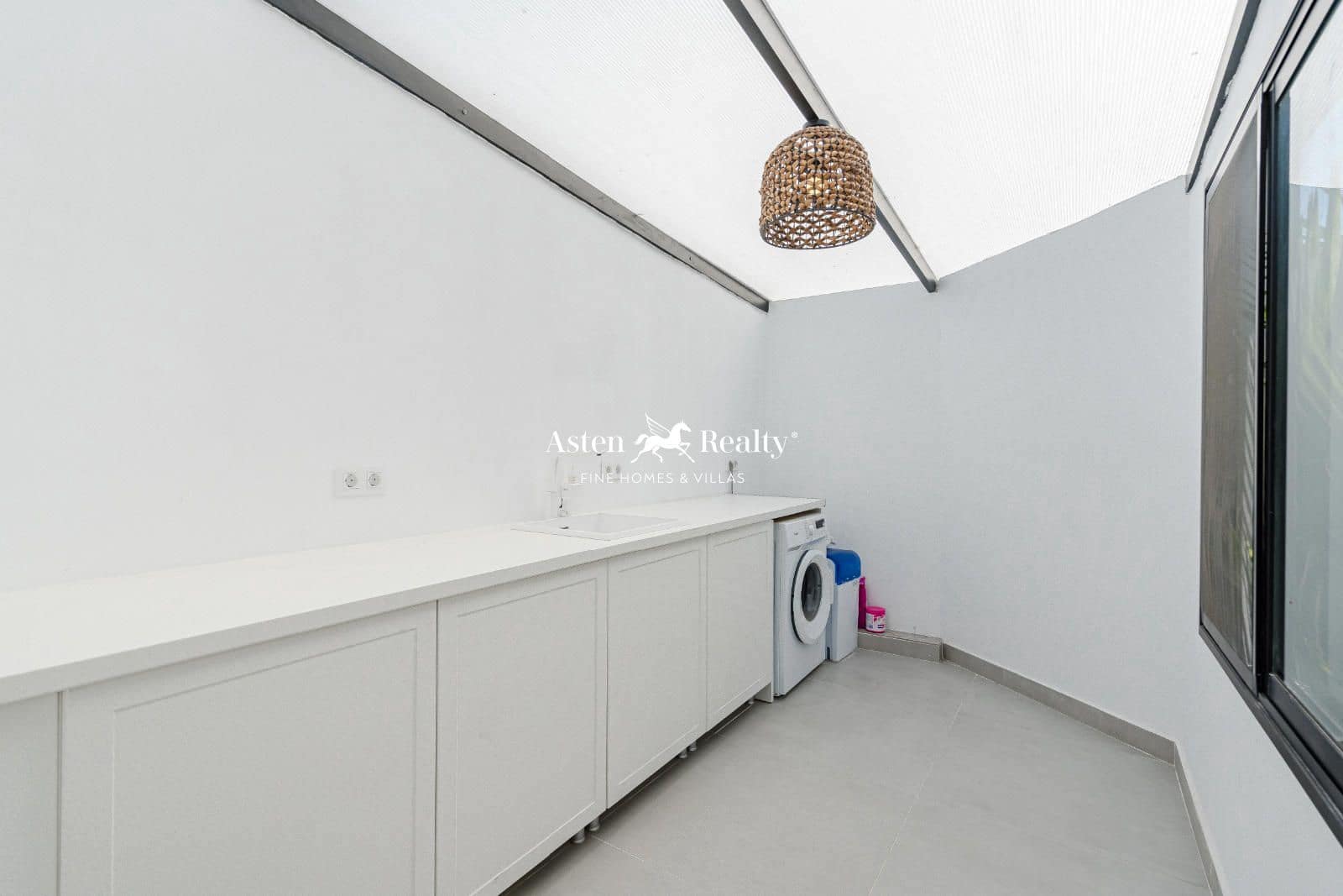 5 bedroom Townhouse for sale in Los Gigantes with pool garage - € 1,950,000 (Ref: 8602670)