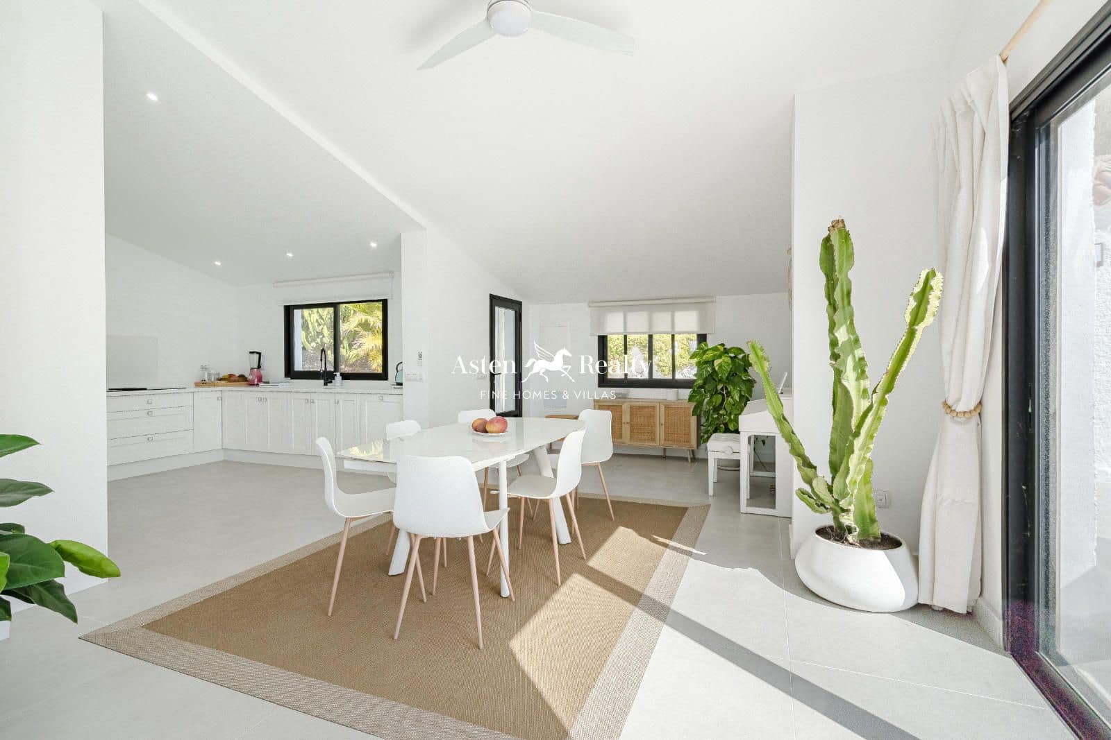 5 bedroom Townhouse for sale in Los Gigantes with pool garage - € 1,950,000 (Ref: 8602670)