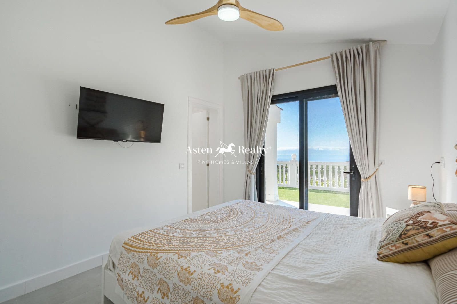 5 bedroom Townhouse for sale in Los Gigantes with pool garage - € 1,950,000 (Ref: 8602670)