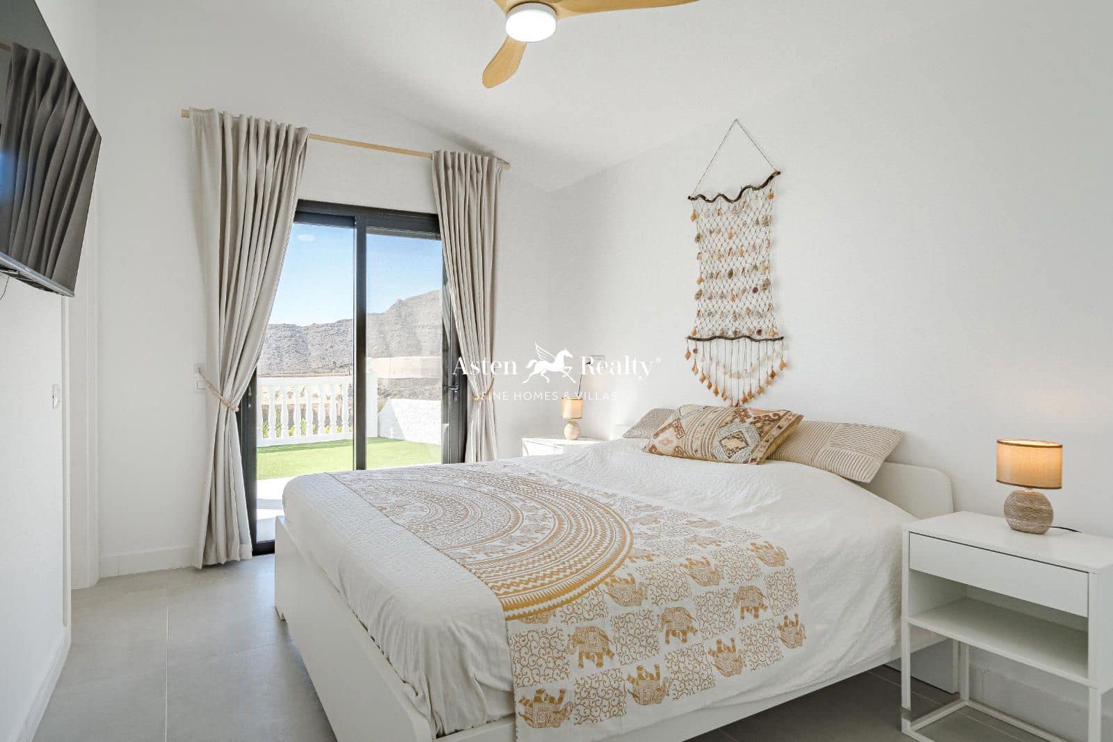 5 bedroom Townhouse for sale in Los Gigantes with pool garage - € 1,950,000 (Ref: 8602670)