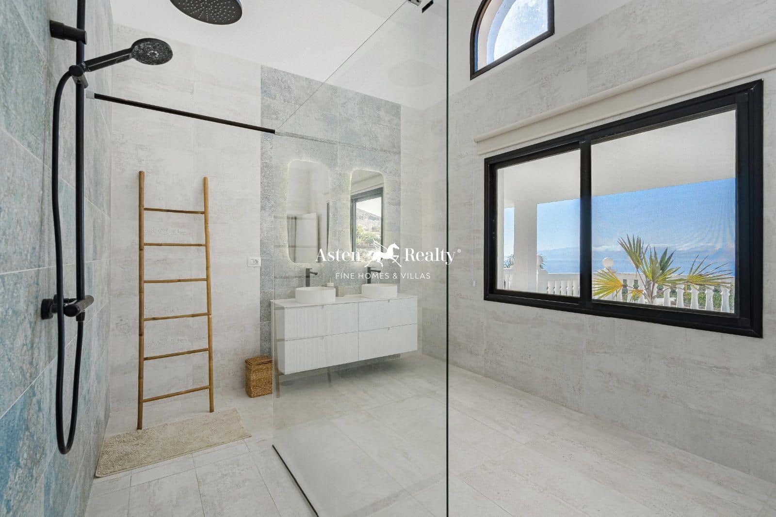 5 bedroom Townhouse for sale in Los Gigantes with pool garage - € 1,950,000 (Ref: 8602670)