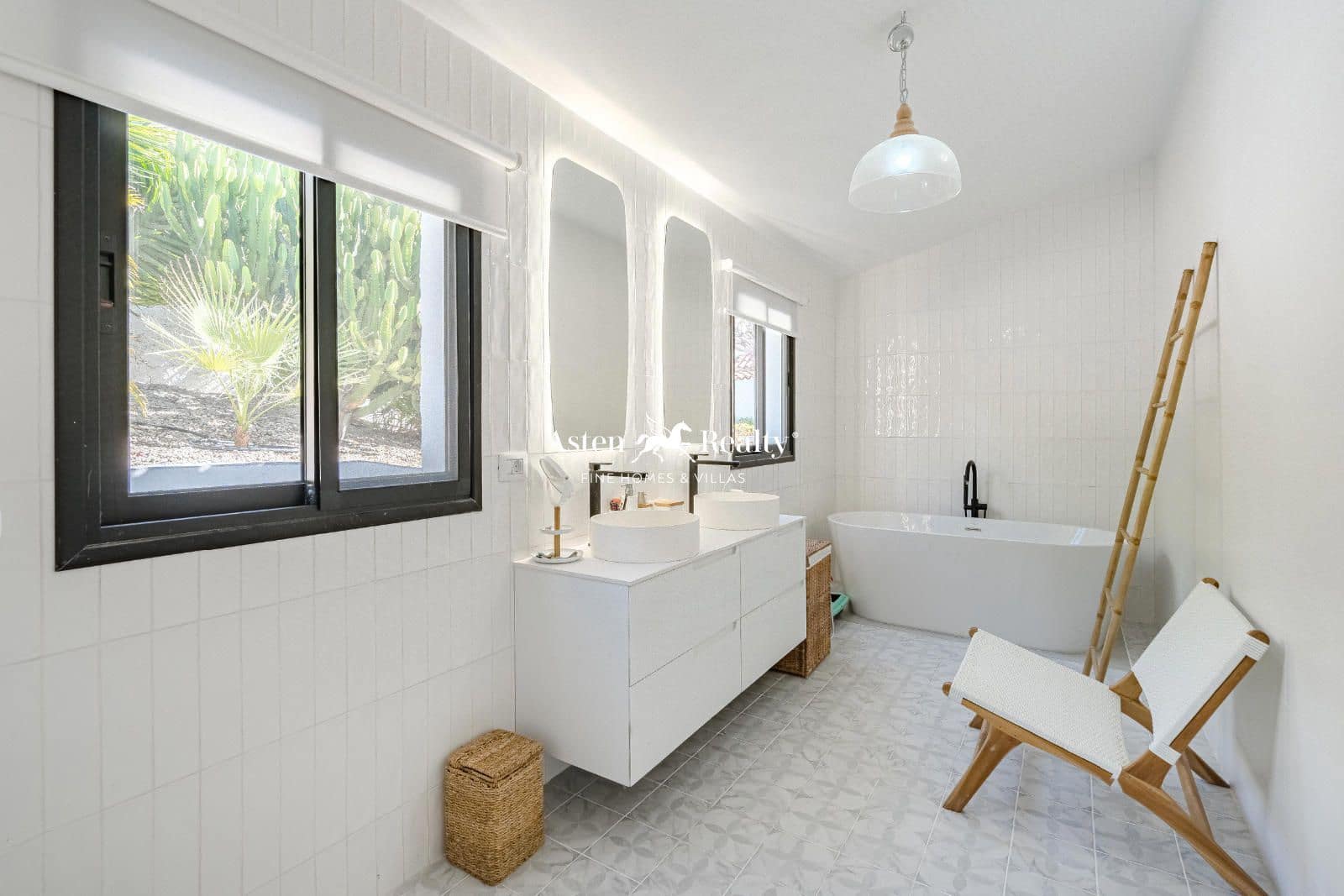 5 bedroom Townhouse for sale in Los Gigantes with pool garage - € 1,950,000 (Ref: 8602670)