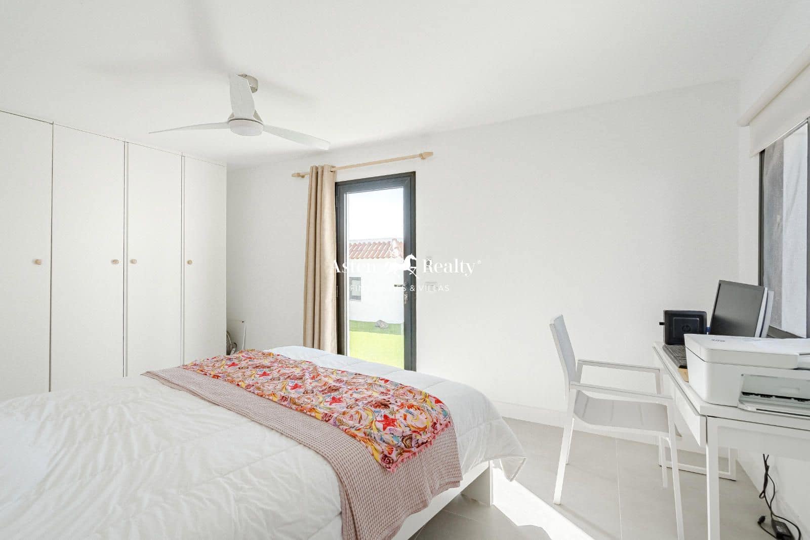 5 bedroom Townhouse for sale in Los Gigantes with pool garage - € 1,950,000 (Ref: 8602670)