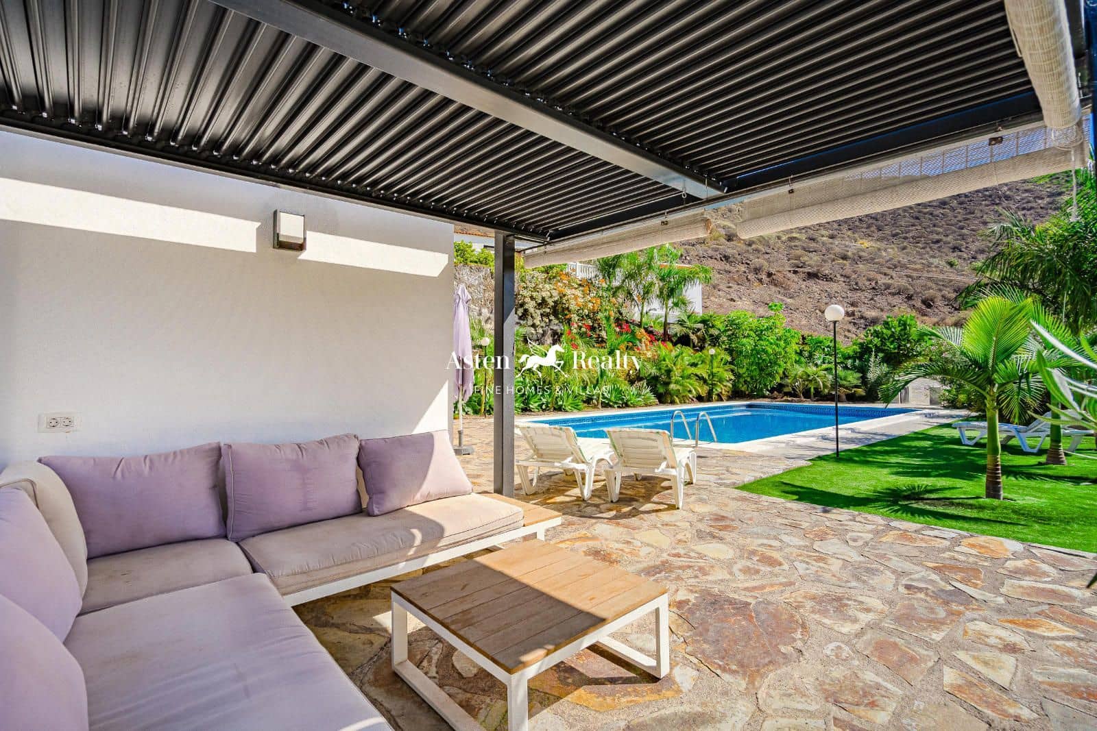 5 bedroom Townhouse for sale in Los Gigantes with pool garage - € 1,950,000 (Ref: 8602670)