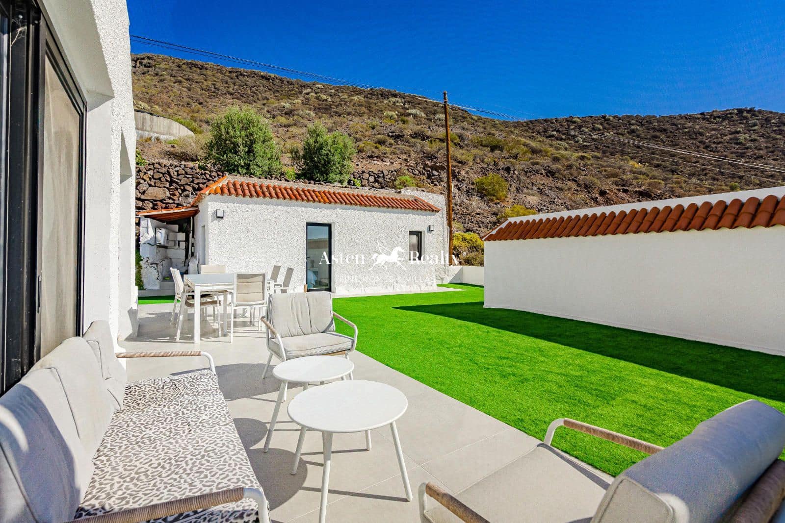 5 bedroom Townhouse for sale in Los Gigantes with pool garage - € 1,950,000 (Ref: 8602670)