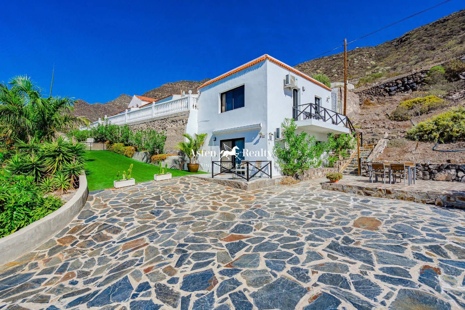 5 bedroom Townhouse for sale in Los Gigantes with pool garage - € 1,950,000 (Ref: 8602670)