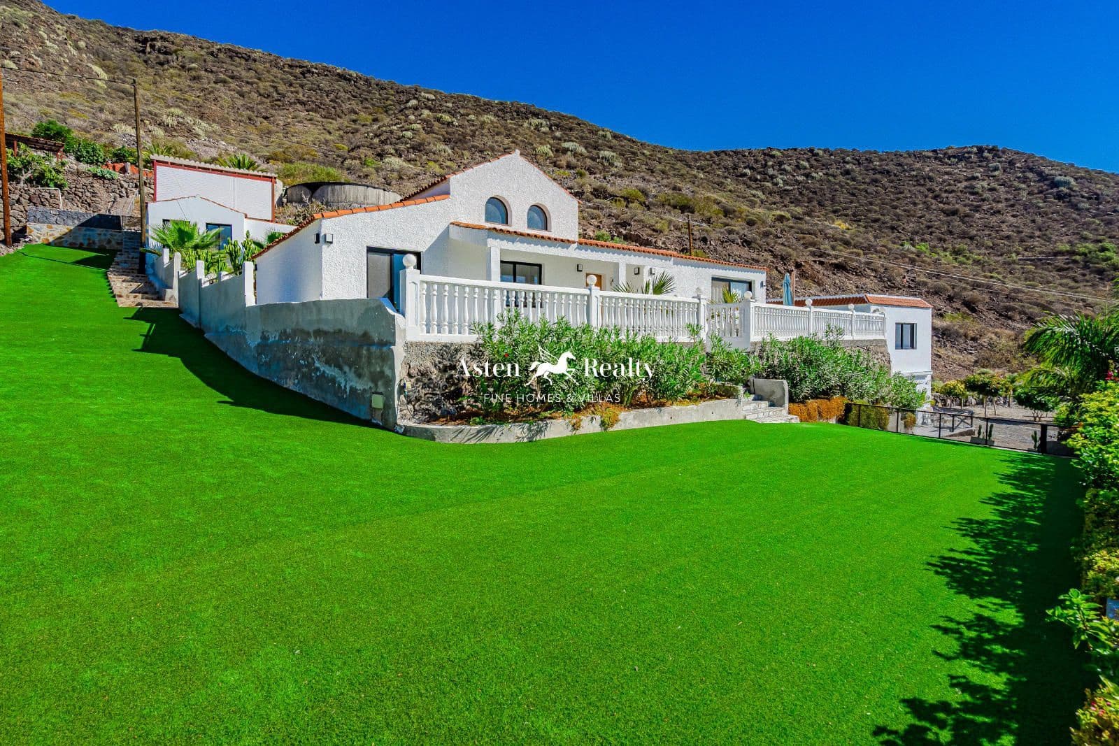 5 bedroom Townhouse for sale in Los Gigantes with pool garage - € 1,950,000 (Ref: 8602670)