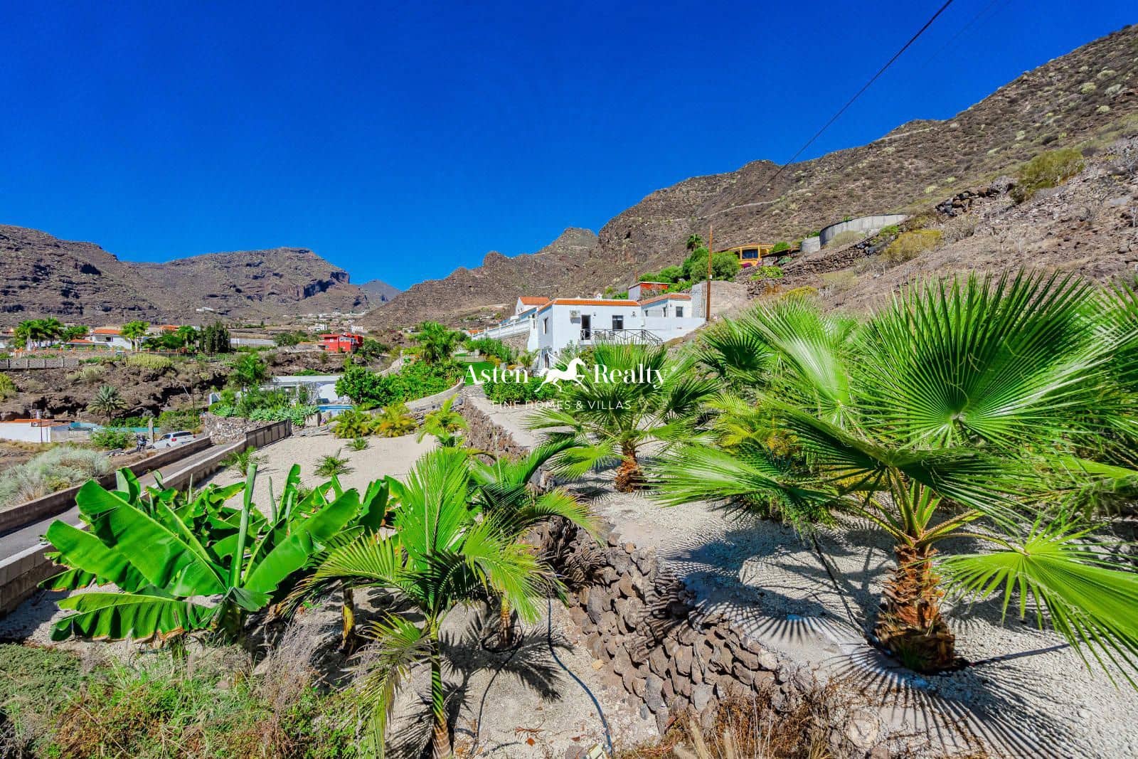 5 bedroom Townhouse for sale in Los Gigantes with pool garage - € 1,950,000 (Ref: 8602670)