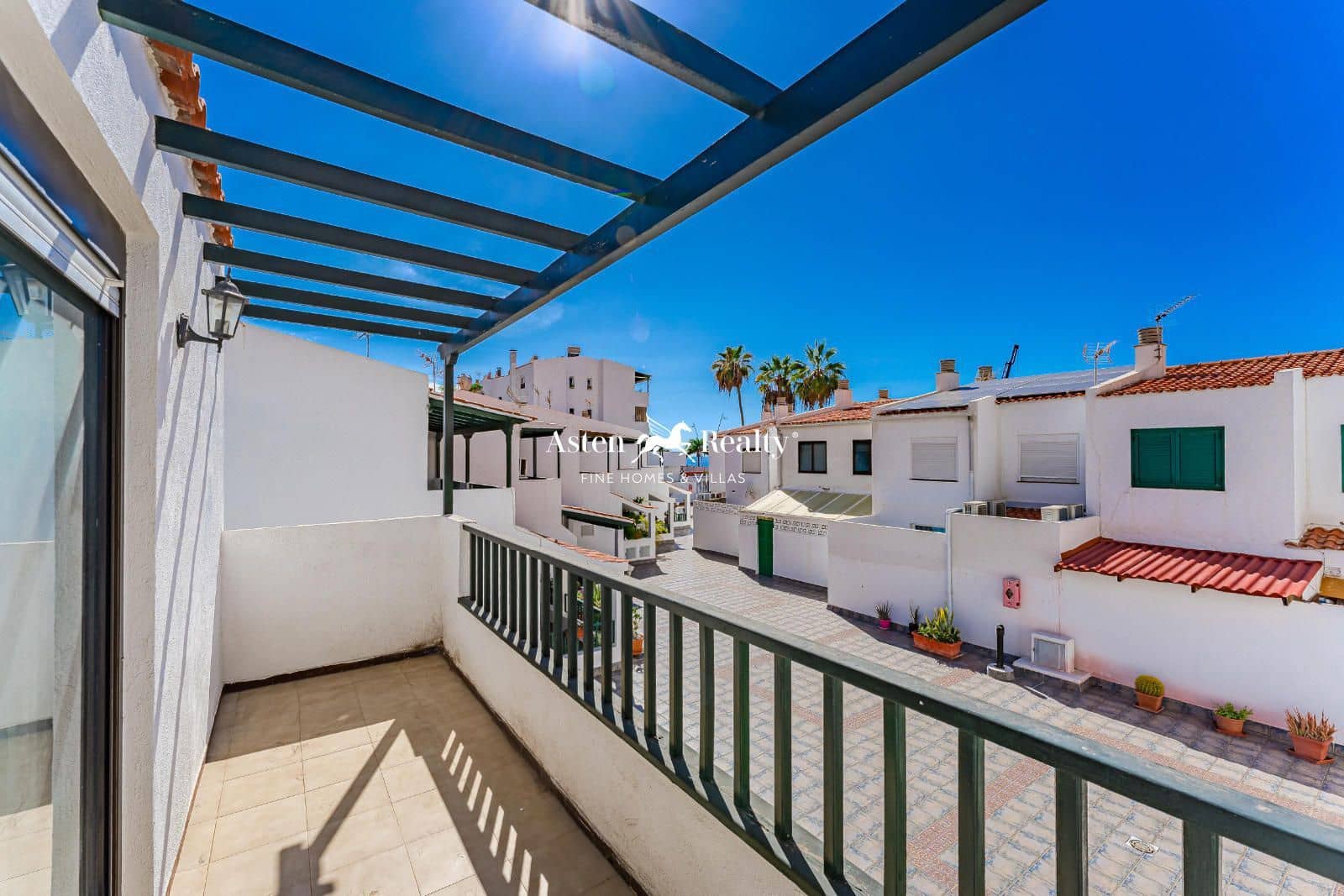 4 soverom Hus til salgs i Puerto Santiago med svømmebasseng garasje - € 349 000 (Ref: 8625958)