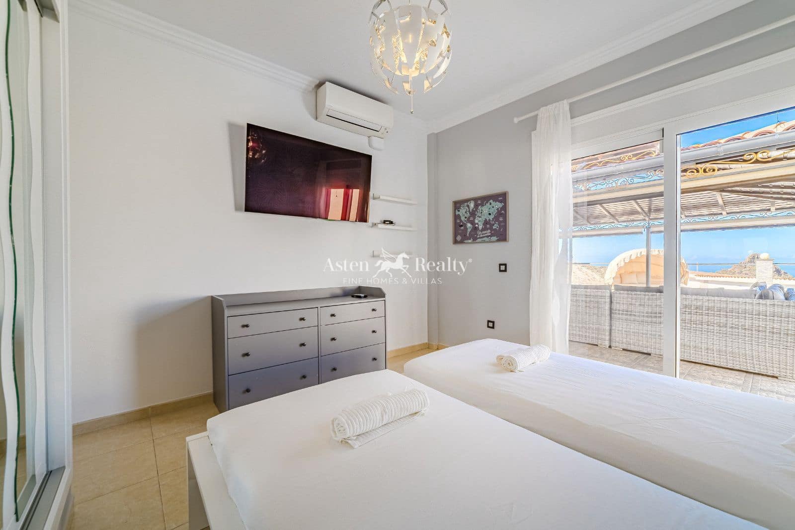 3 quarto Casa em Banda para venda em Torviscas com piscina garagem - 1 140 000 € (Ref: 8667026)