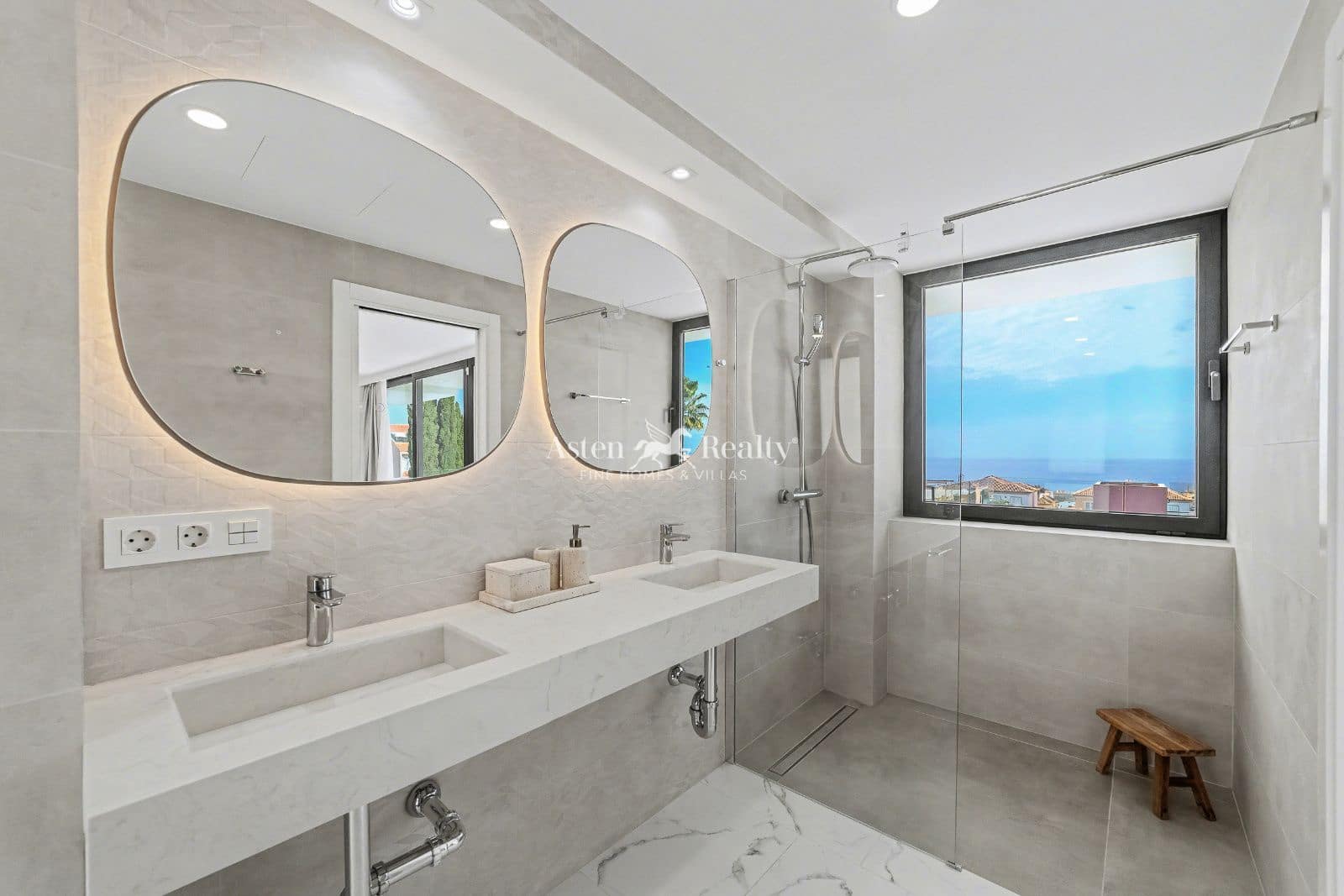 5 soveværelse Byhus til salg i Torviscas med swimmingpool garage - € 3.500.000 (Ref: 8678745)